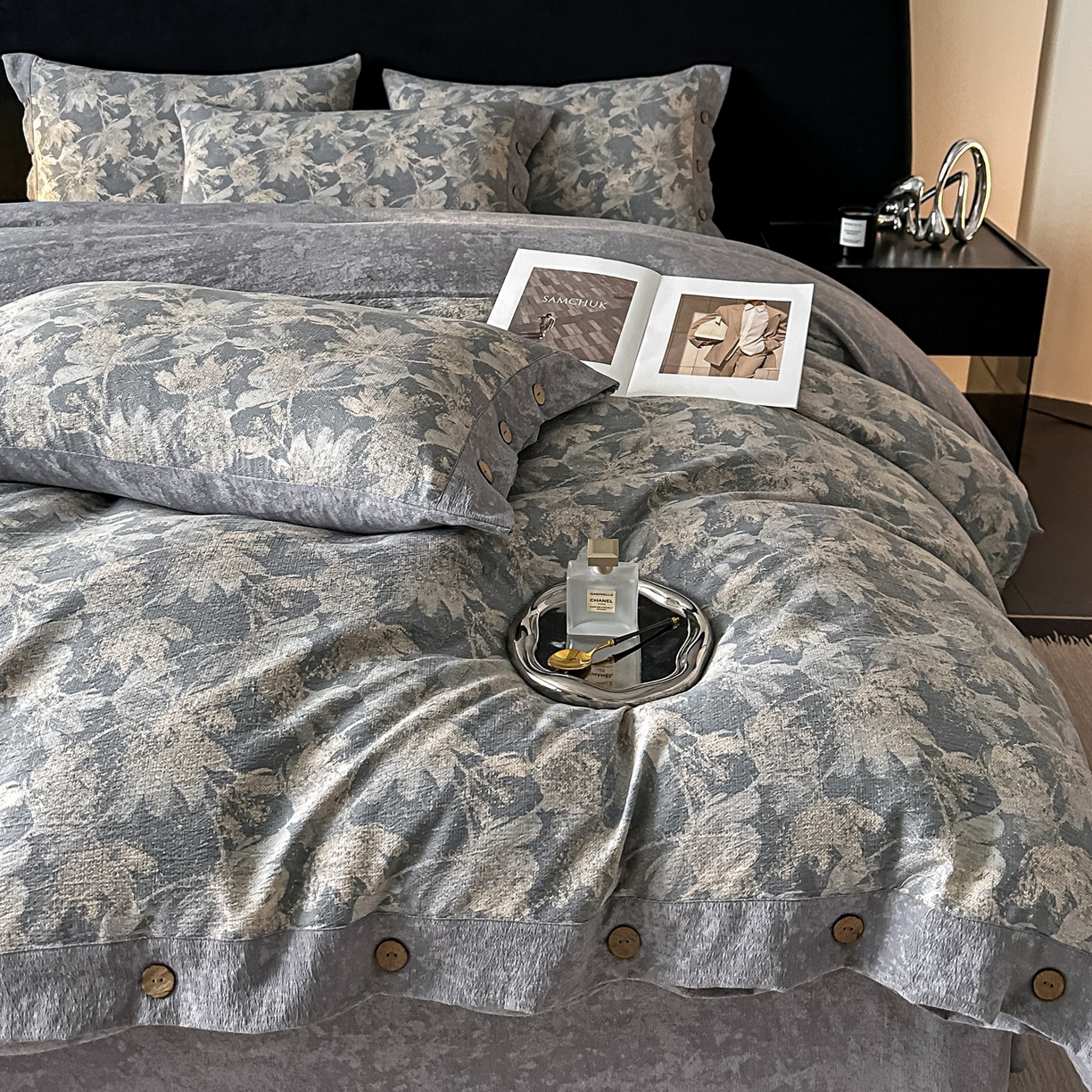 91家纺网 家纺一手货源 找家纺 爱彼家纺 2026新款四季款纽扣款轻奢原麻四件套-套件系列一 轻奢原麻-花影随行