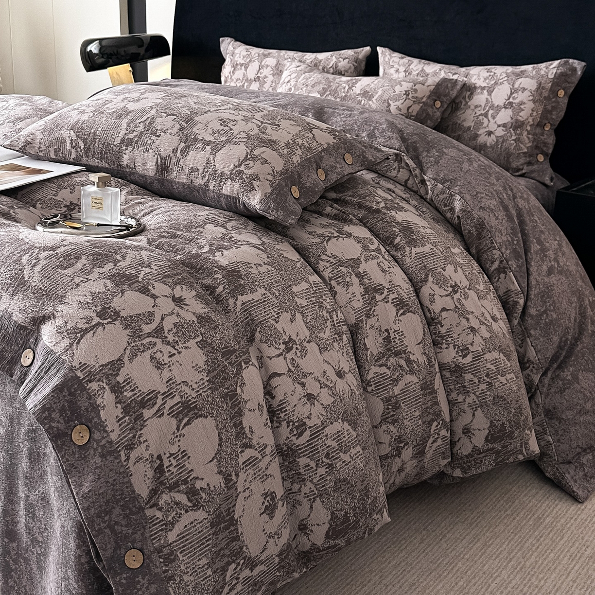 91家纺网 家纺一手货源 找家纺 爱彼家纺 2026新款四季款纽扣款轻奢原麻四件套-套件系列一 轻奢原麻-伊莉莎-咖