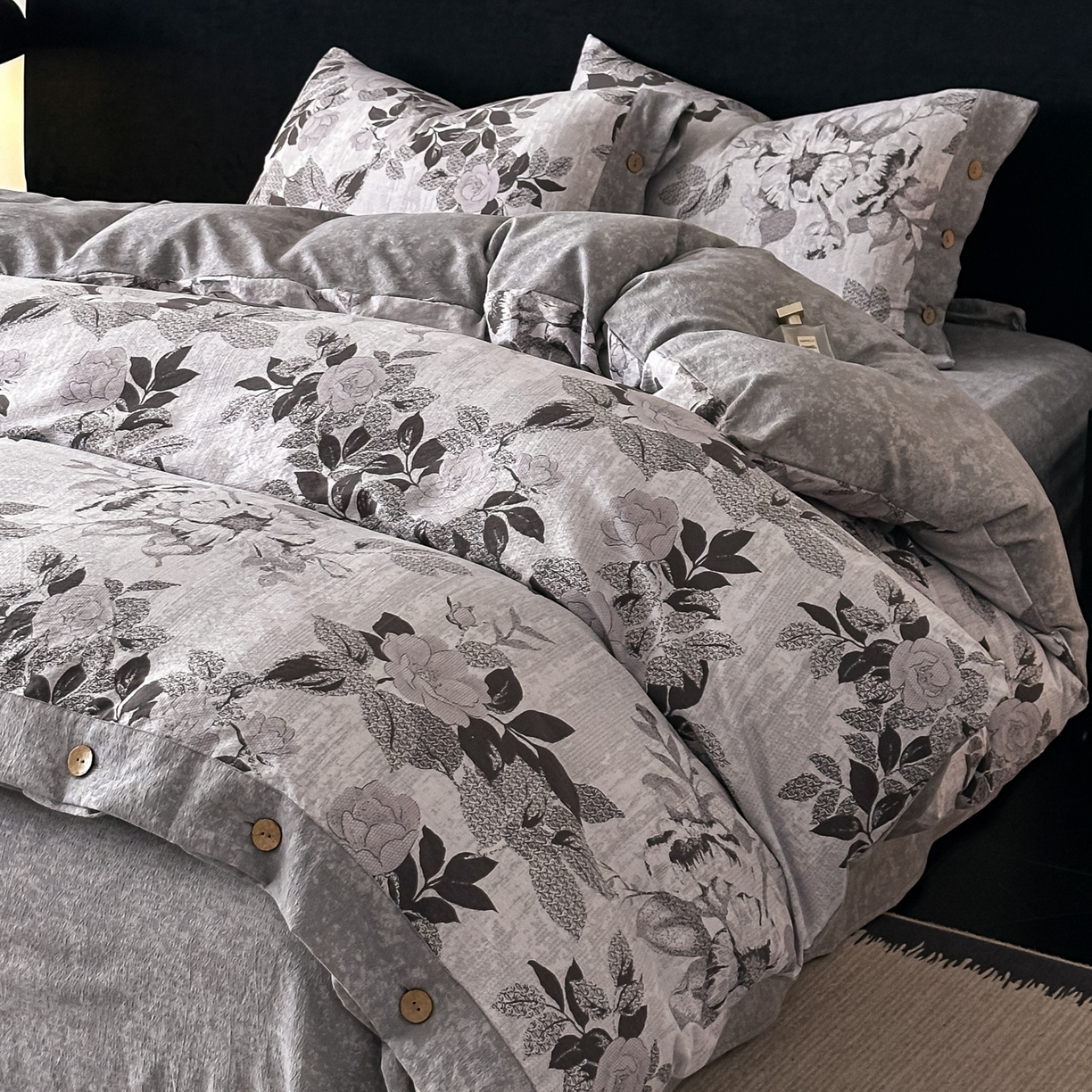 91家纺网 家纺一手货源 找家纺 爱彼家纺 2026新款四季款纽扣款轻奢原麻四件套-套件系列一 轻奢原麻-相思-灰