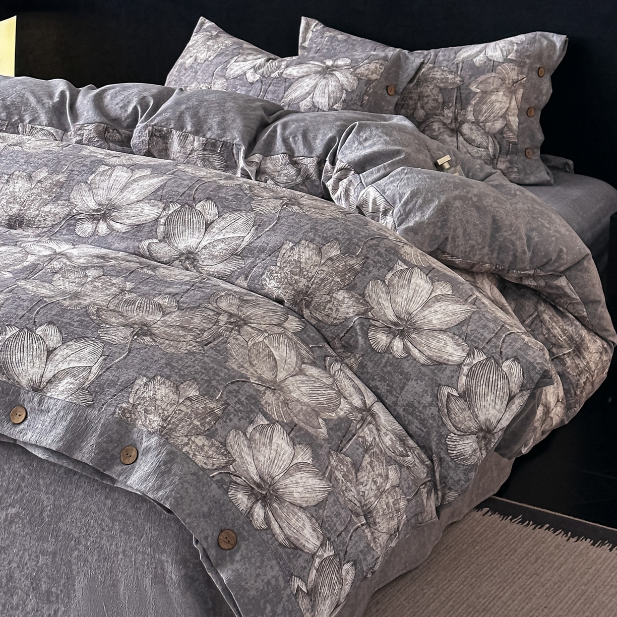 91家纺网 家纺一手货源 找家纺 爱彼家纺 2026新款四季款纽扣款轻奢原麻四件套-套件系列一 轻奢原麻-荷花丛林