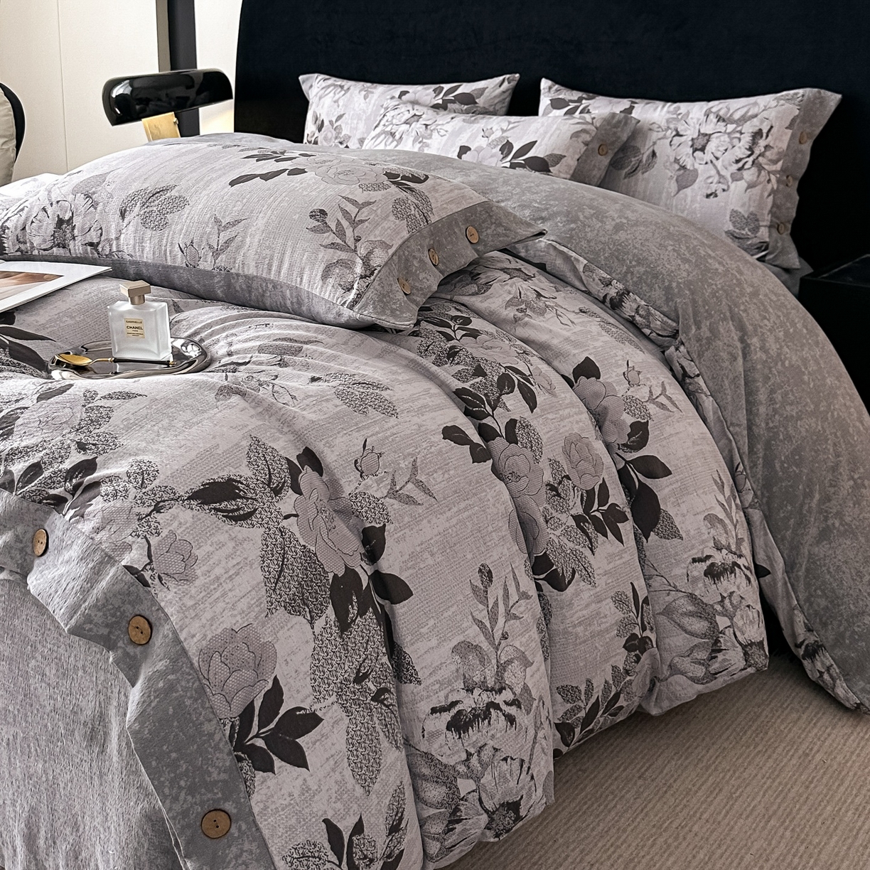 91家纺网 家纺一手货源 找家纺 爱彼家纺 2026新款四季款纽扣款轻奢原麻四件套-套件系列一 轻奢原麻-相思-灰