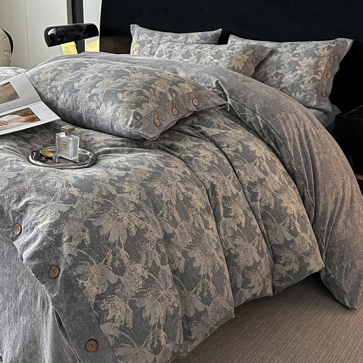 91家纺网 家纺一手货源 找家纺 爱彼家纺 2026新款四季款纽扣款轻奢原麻四件套-套件系列一 轻奢原麻-花影随行