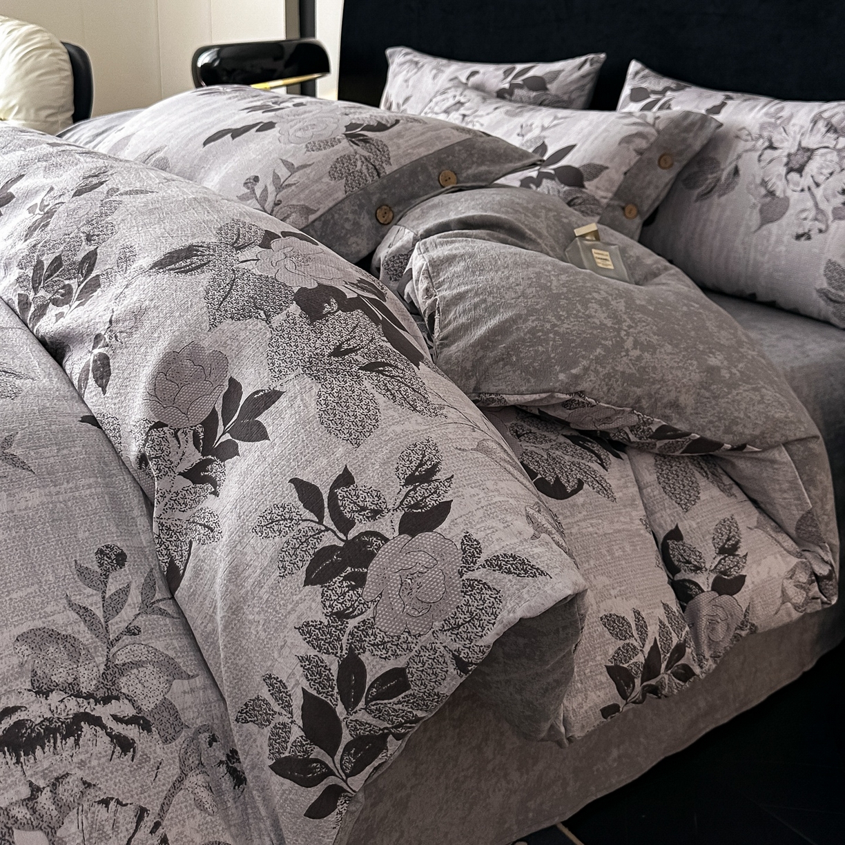 91家纺网 家纺一手货源 找家纺 爱彼家纺 2026新款四季款纽扣款轻奢原麻四件套-套件系列一 轻奢原麻-相思-灰