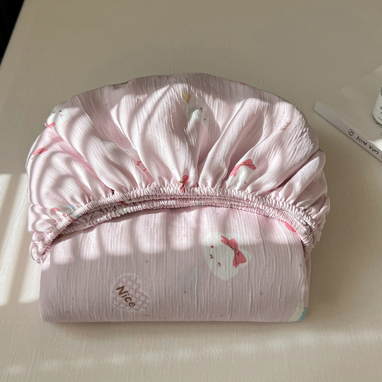 91家纺网 家纺一手货源 找家纺 韩巢家纺 2026新款三层纱单床笠热销款防滑床笠单件 芭乐米菲