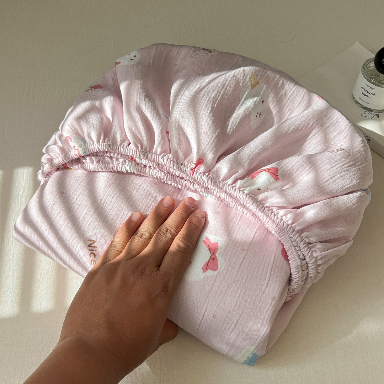 91家纺网 家纺一手货源 找家纺 韩巢家纺 2026新款三层纱单床笠热销款防滑床笠单件 芭乐米菲