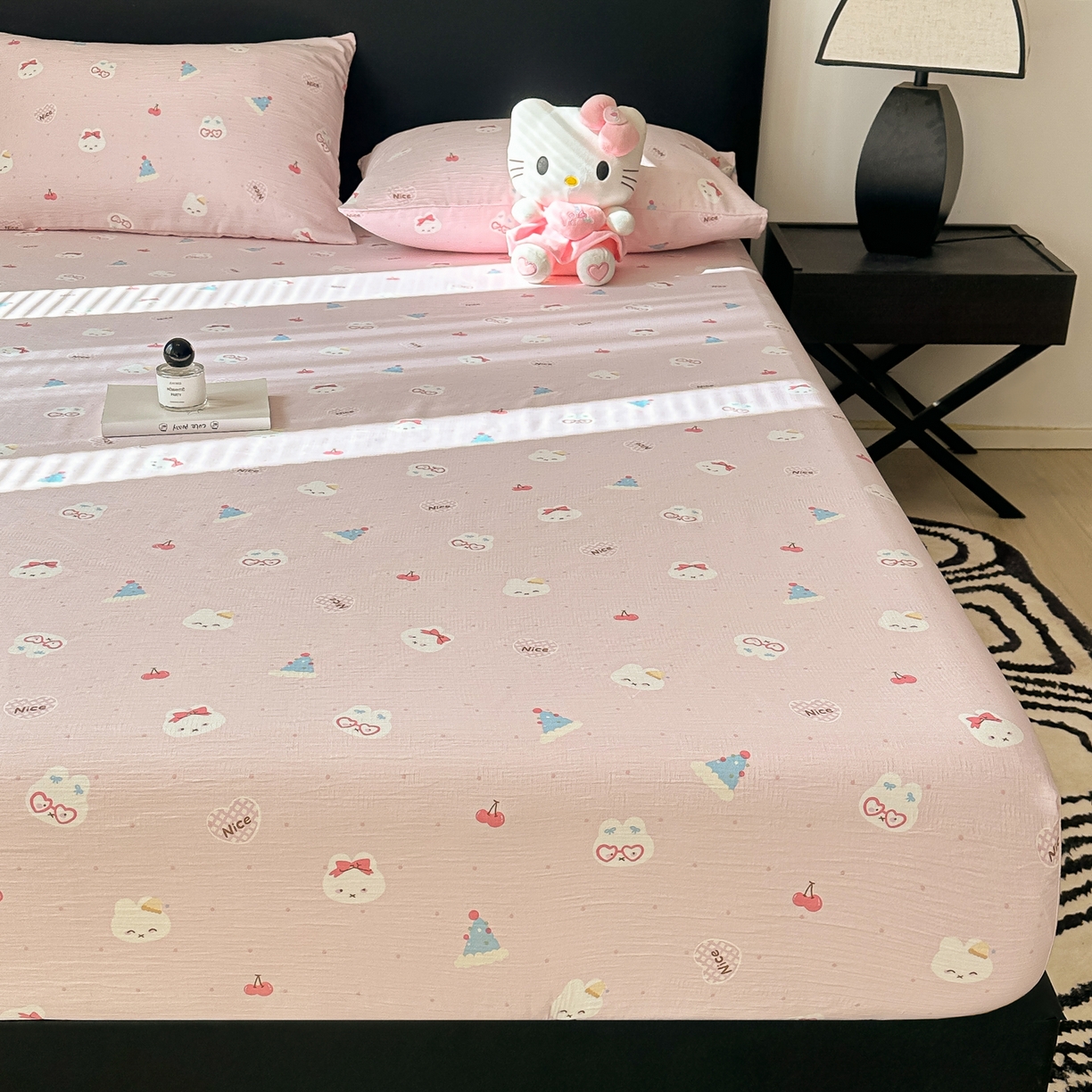 91家纺网 家纺一手货源 找家纺 韩巢家纺 2026新款三层纱单床笠热销款防滑床笠单件 芭乐米菲