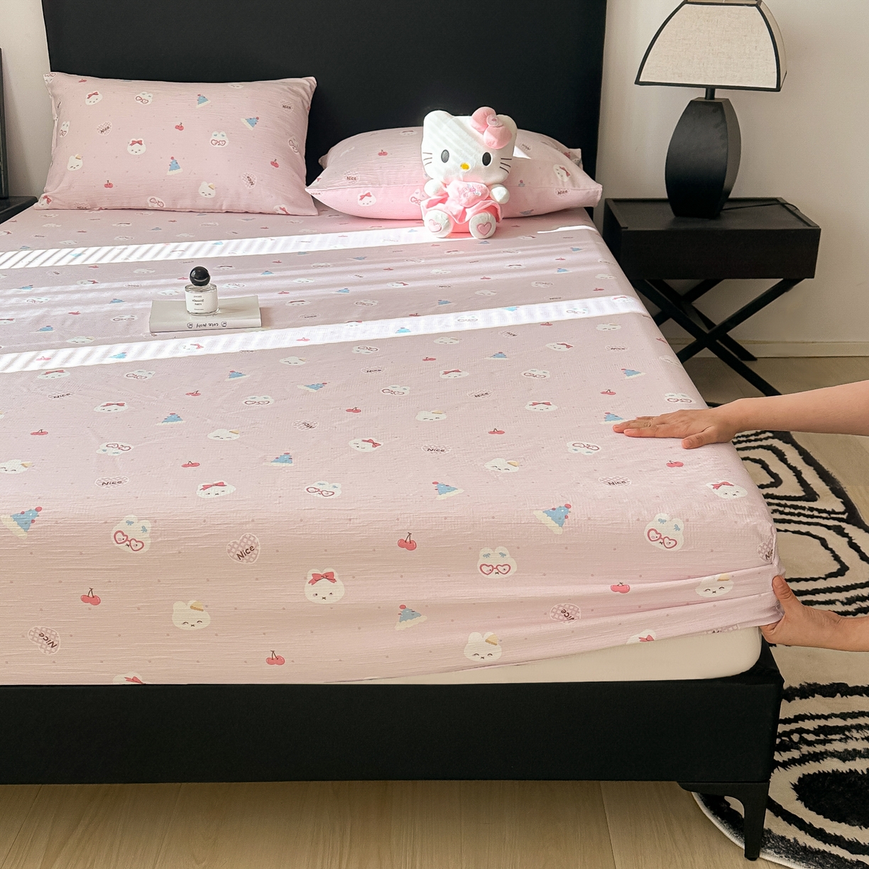 91家纺网 家纺一手货源 找家纺 韩巢家纺 2026新款三层纱单床笠热销款防滑床笠单件 芭乐米菲