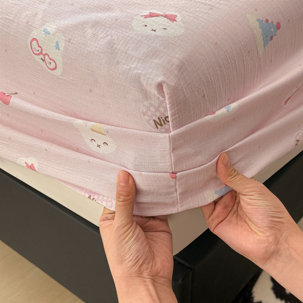 91家纺网 家纺一手货源 找家纺 韩巢家纺 2026新款三层纱单床笠热销款防滑床笠单件 芭乐米菲