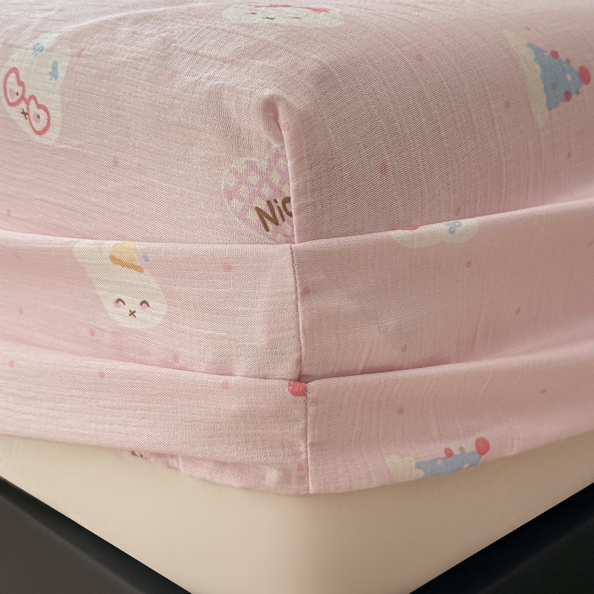 91家纺网 家纺一手货源 找家纺 韩巢家纺 2026新款三层纱单床笠热销款防滑床笠单件 芭乐米菲