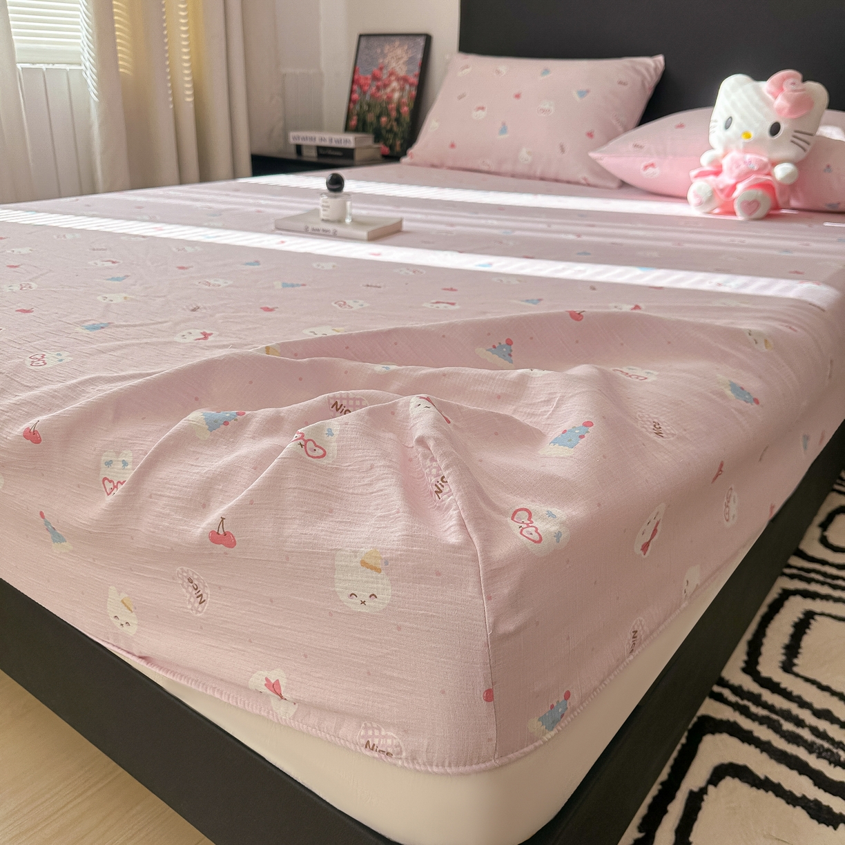 91家纺网 家纺一手货源 找家纺 韩巢家纺 2026新款三层纱单床笠热销款防滑床笠单件 芭乐米菲