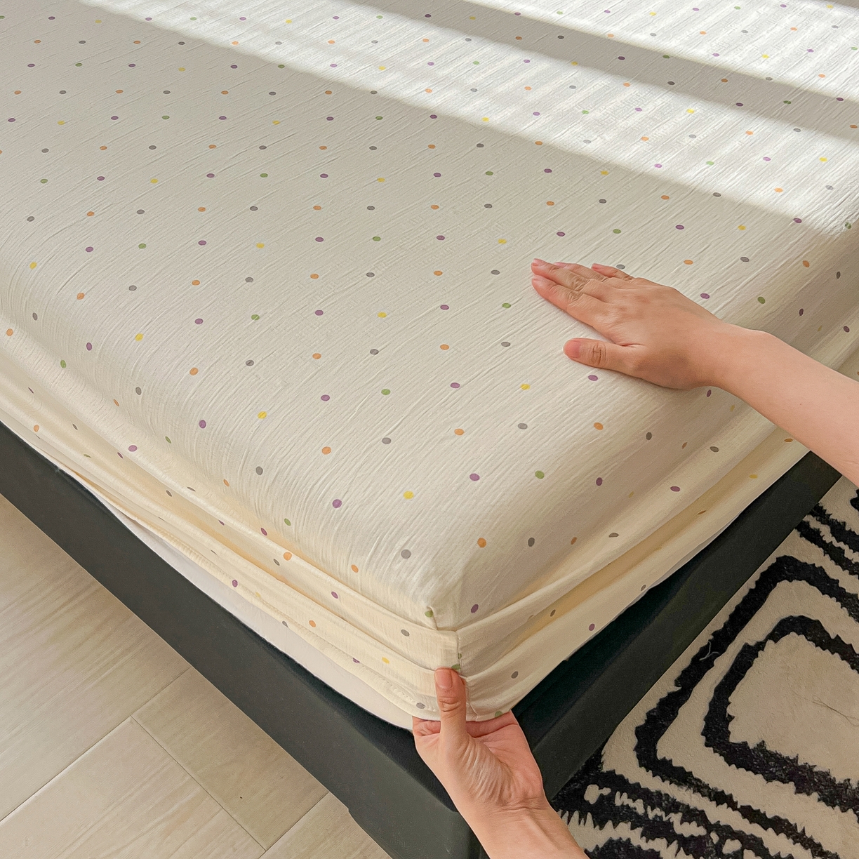 91家纺网 家纺一手货源 找家纺 韩巢家纺 2026新款三层纱单床笠热销款防滑床笠单件 彩波波