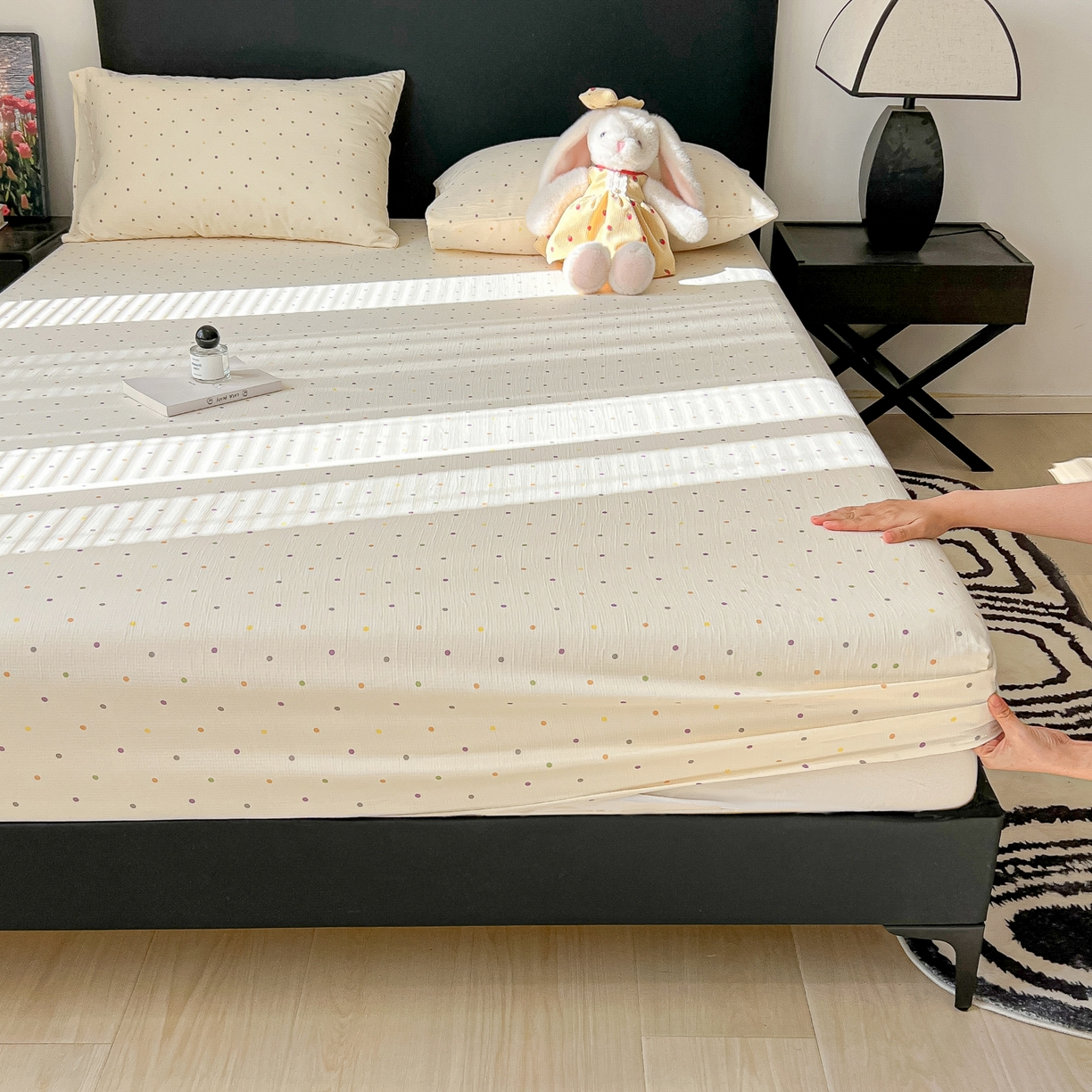 91家纺网 家纺一手货源 找家纺 韩巢家纺 2026新款三层纱单床笠热销款防滑床笠单件 彩波波