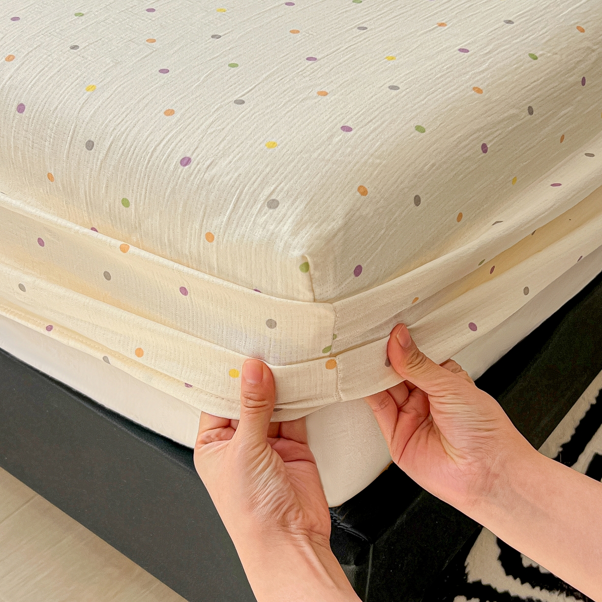 91家纺网 家纺一手货源 找家纺 韩巢家纺 2026新款三层纱单床笠热销款防滑床笠单件 彩波波