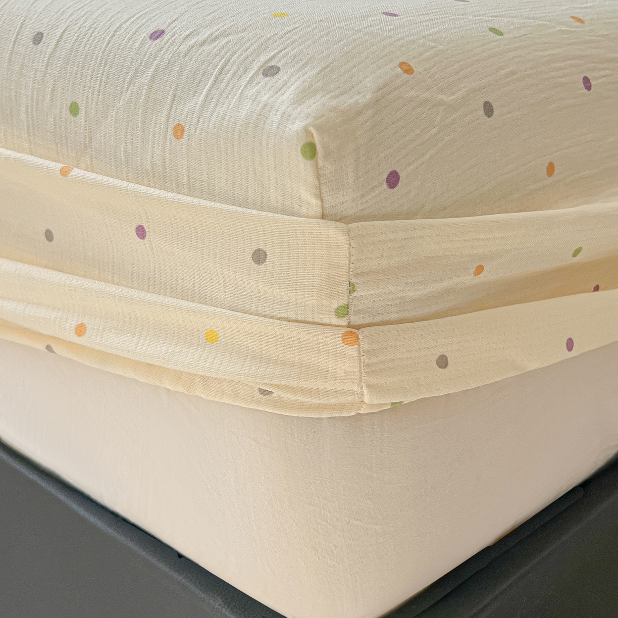 91家纺网 家纺一手货源 找家纺 韩巢家纺 2026新款三层纱单床笠热销款防滑床笠单件 彩波波