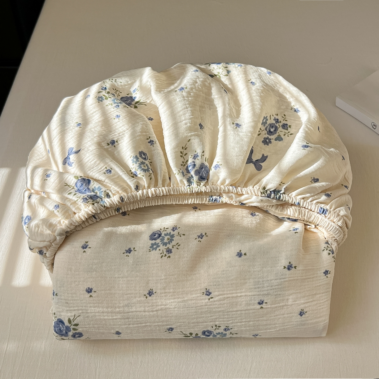 91家纺网 家纺一手货源 找家纺 韩巢家纺 2026新款三层纱单床笠热销款防滑床笠单件 贩卖夏风兰