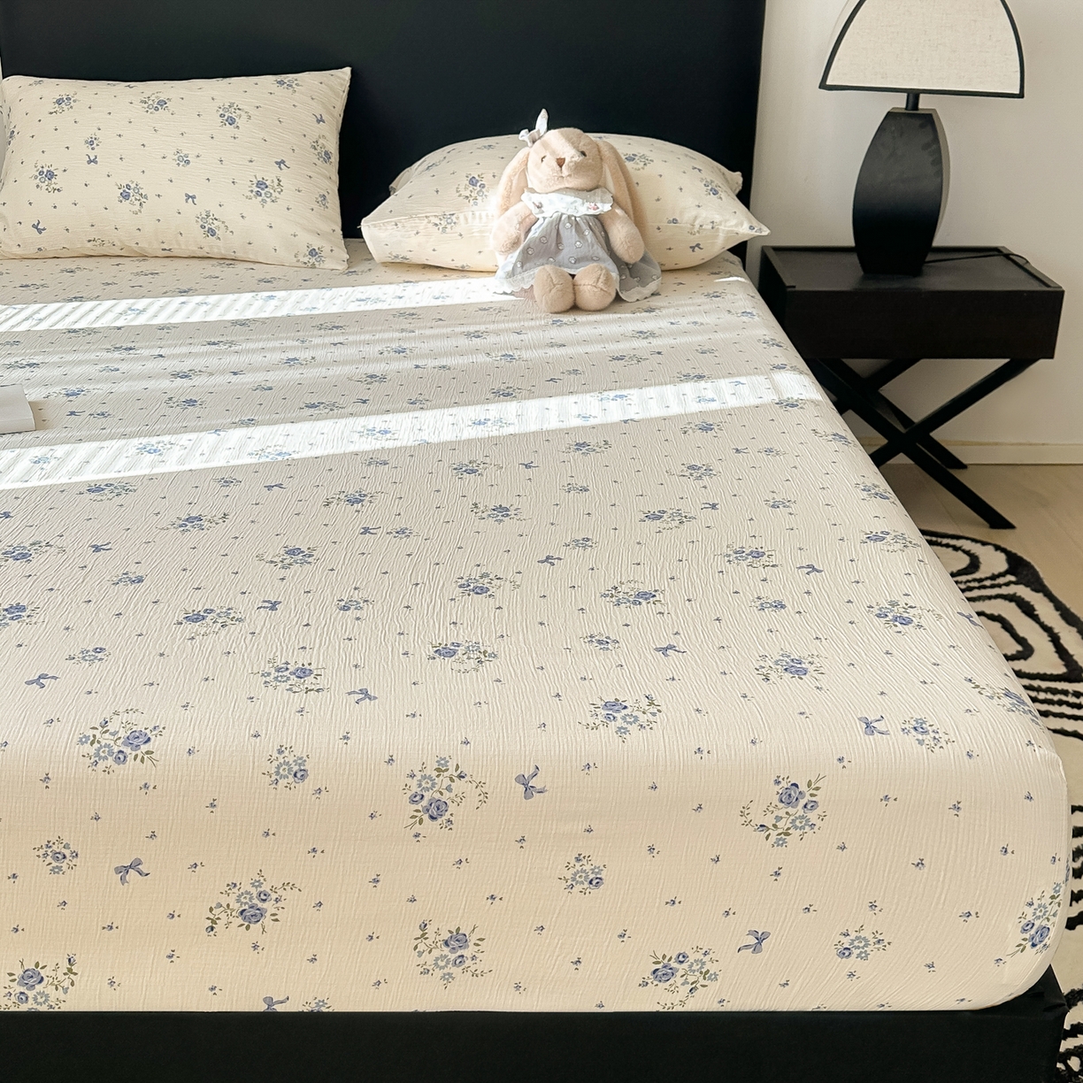 91家纺网 家纺一手货源 找家纺 韩巢家纺 2026新款三层纱单床笠热销款防滑床笠单件 贩卖夏风兰