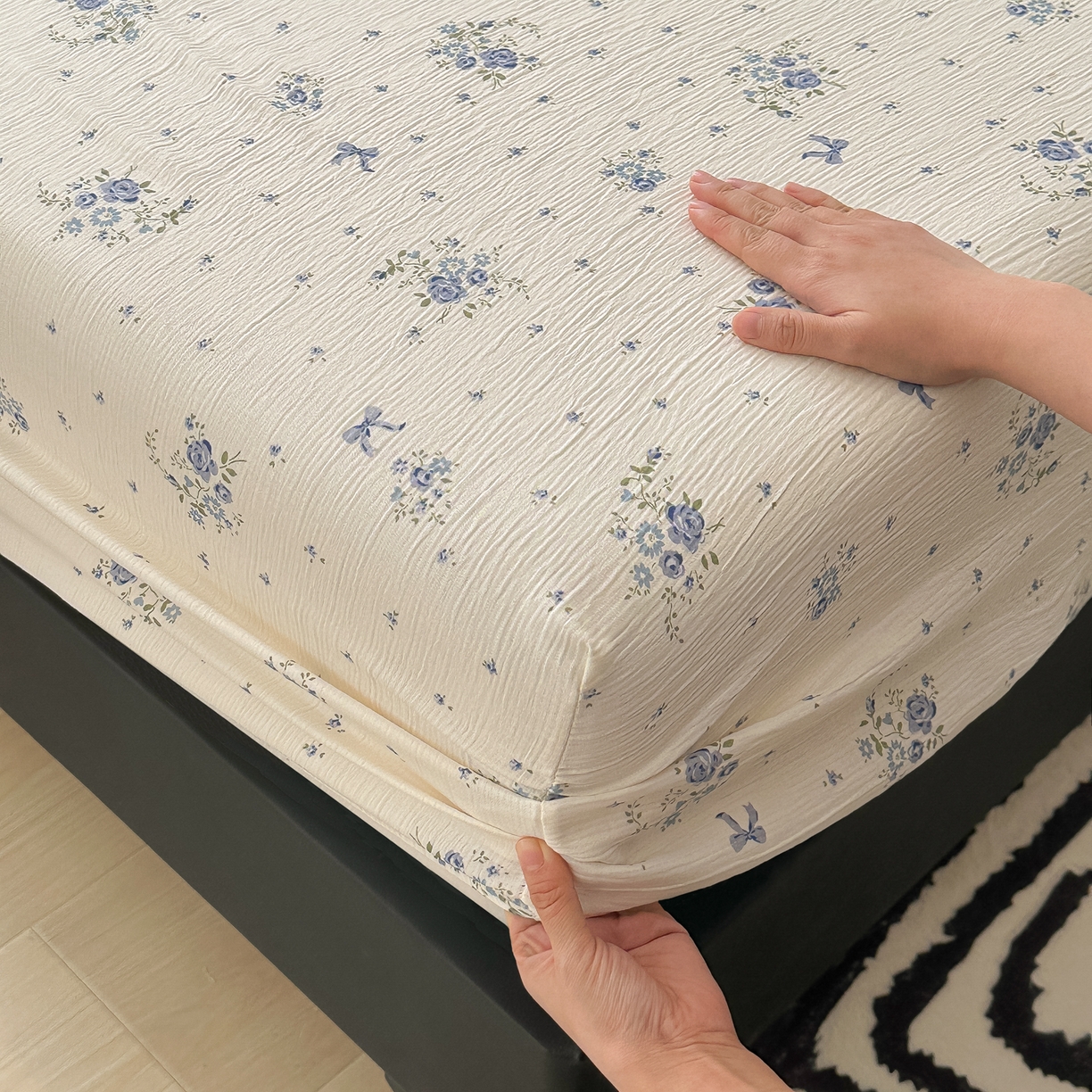 91家纺网 家纺一手货源 找家纺 韩巢家纺 2026新款三层纱单床笠热销款防滑床笠单件 贩卖夏风兰