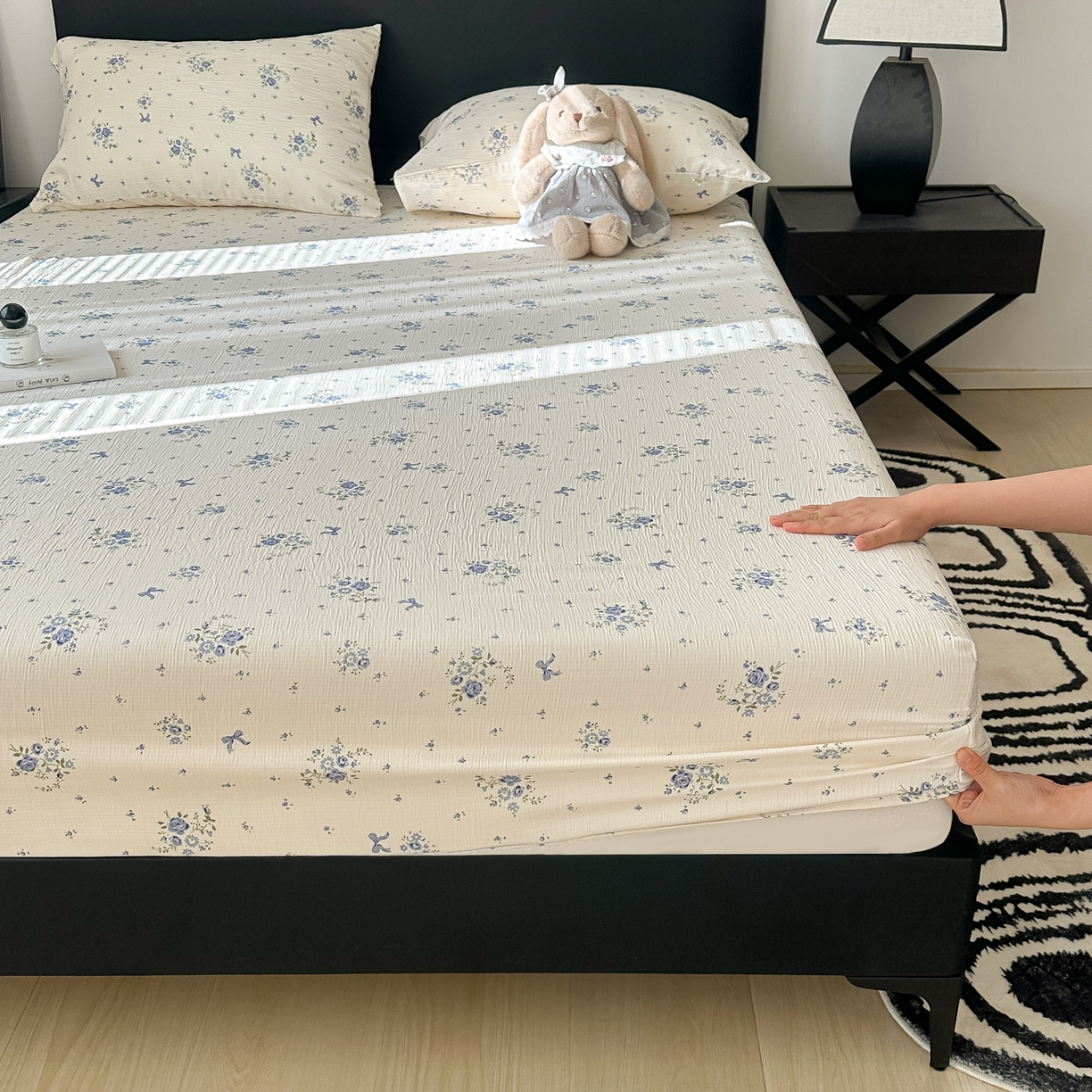 91家纺网 家纺一手货源 找家纺 韩巢家纺 2026新款三层纱单床笠热销款防滑床笠单件 贩卖夏风兰