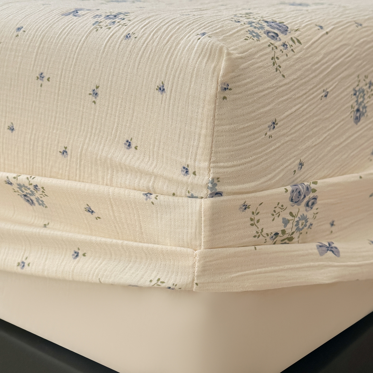 91家纺网 家纺一手货源 找家纺 韩巢家纺 2026新款三层纱单床笠热销款防滑床笠单件 贩卖夏风兰