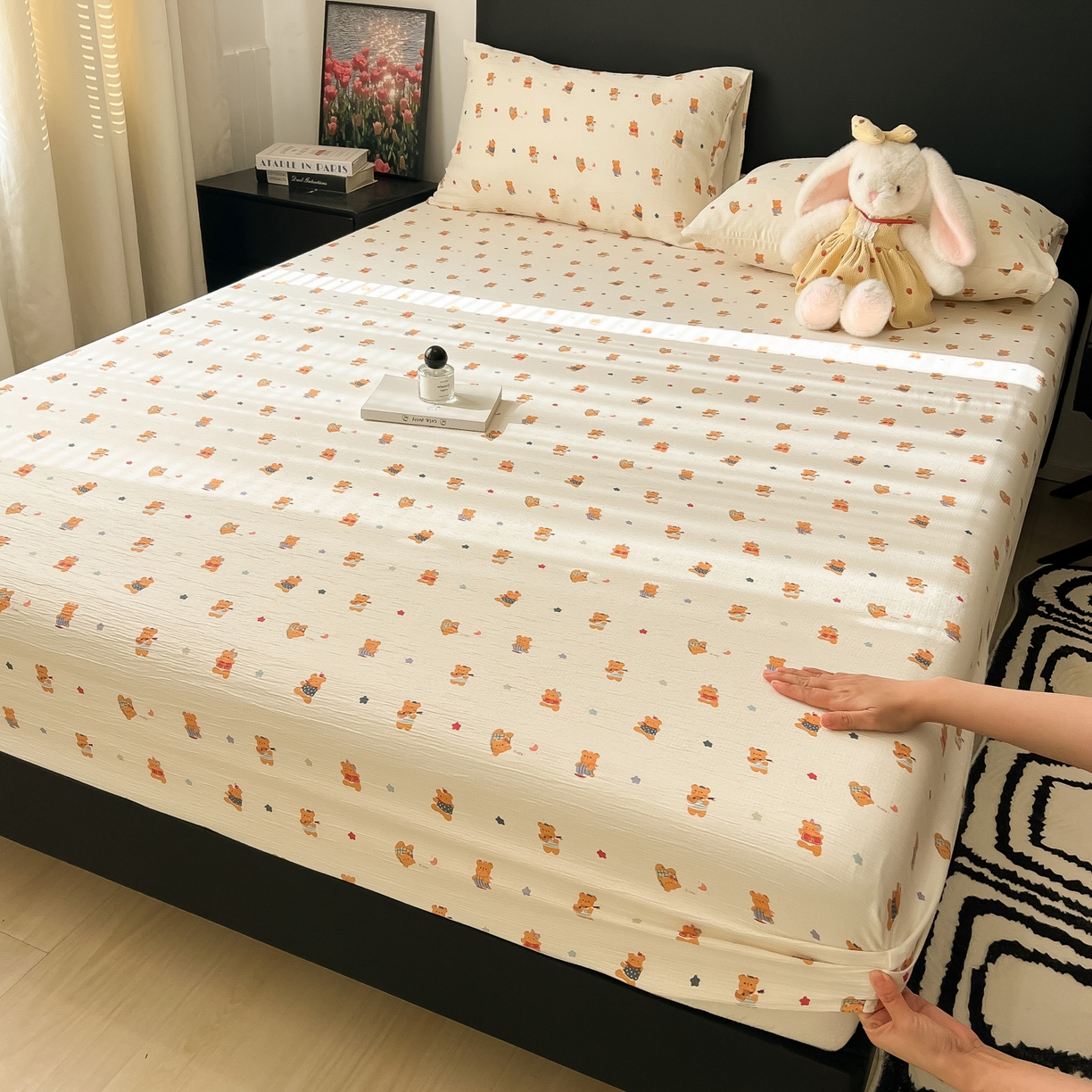 91家纺网 家纺一手货源 找家纺 韩巢家纺 2026新款三层纱单床笠热销款防滑床笠单件 红茶小熊