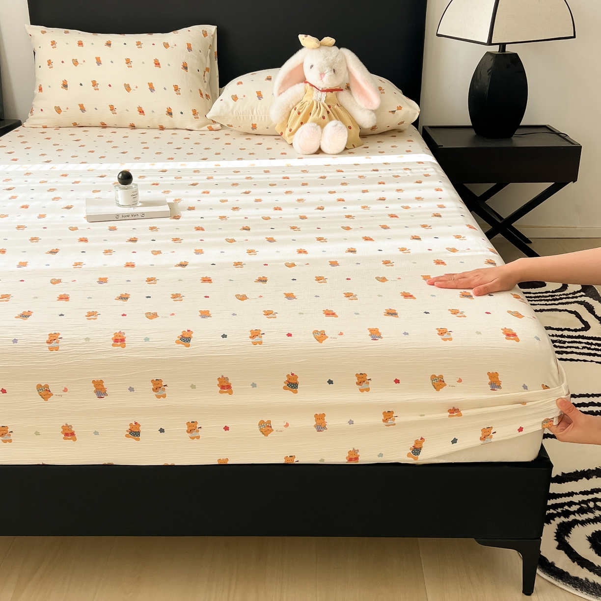 91家纺网 家纺一手货源 找家纺 韩巢家纺 2026新款三层纱单床笠热销款防滑床笠单件 红茶小熊