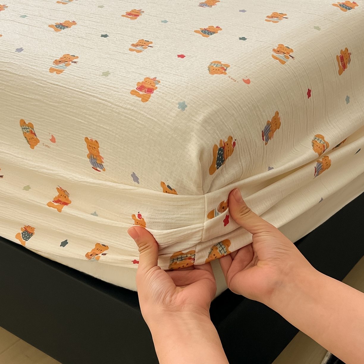 91家纺网 家纺一手货源 找家纺 韩巢家纺 2026新款三层纱单床笠热销款防滑床笠单件 红茶小熊