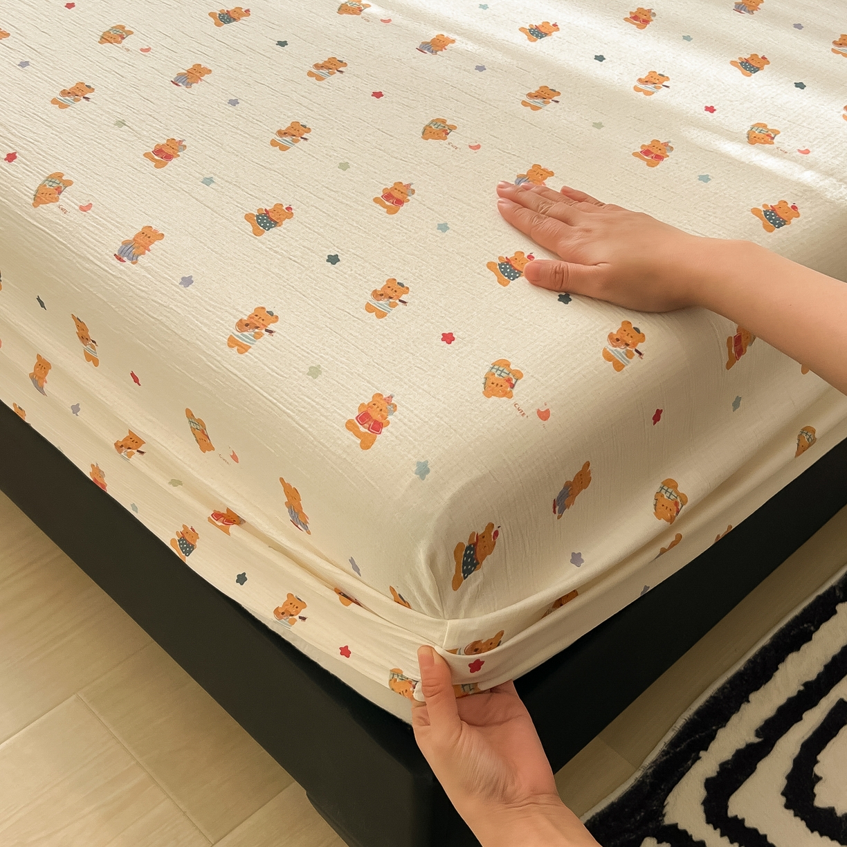 91家纺网 家纺一手货源 找家纺 韩巢家纺 2026新款三层纱单床笠热销款防滑床笠单件 红茶小熊