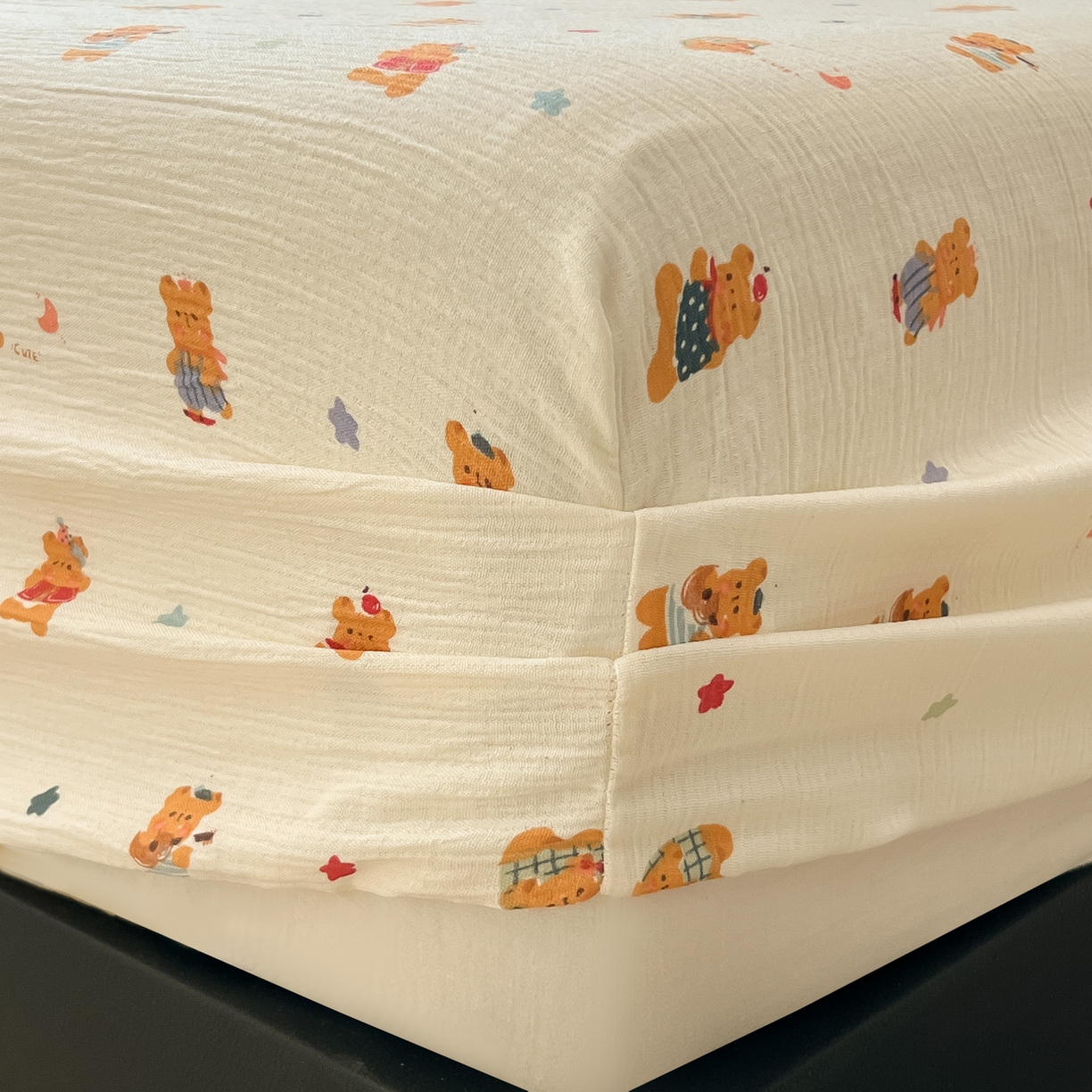 91家纺网 家纺一手货源 找家纺 韩巢家纺 2026新款三层纱单床笠热销款防滑床笠单件 红茶小熊