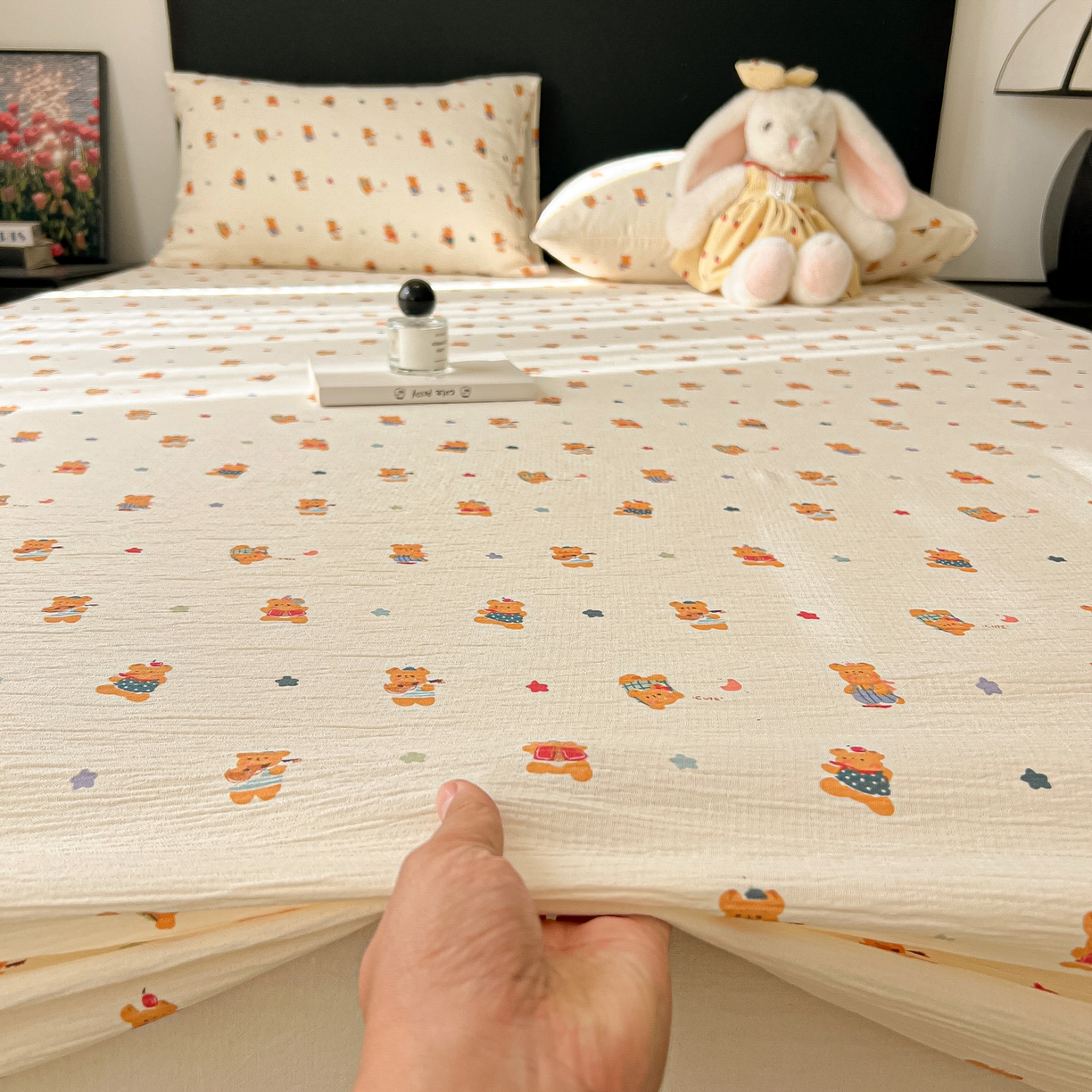 91家纺网 家纺一手货源 找家纺 韩巢家纺 2026新款三层纱单床笠热销款防滑床笠单件 红茶小熊