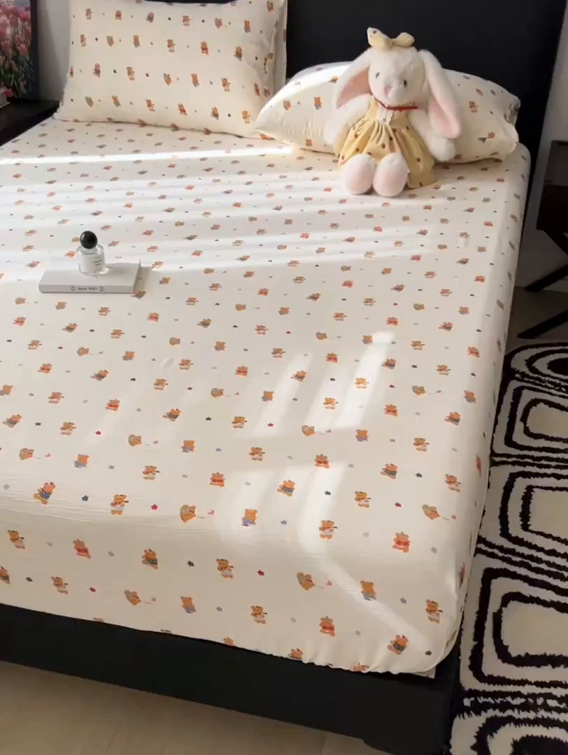 91家纺网 家纺一手货源 找家纺 韩巢家纺 2026新款三层纱单床笠热销款防滑床笠单件 红茶小熊