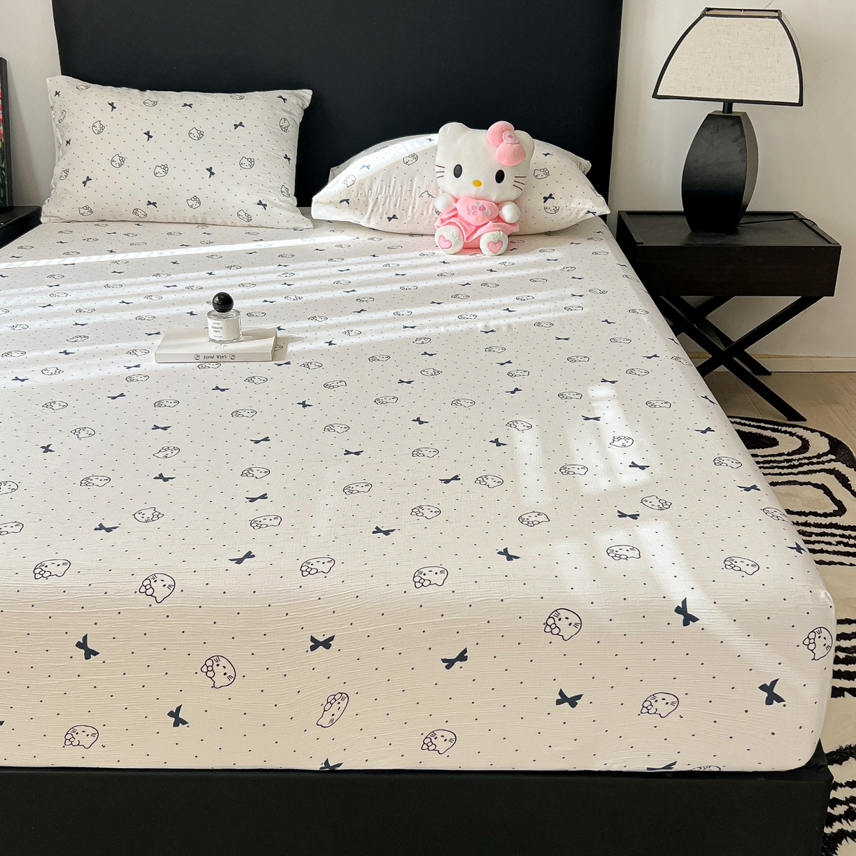 91家纺网 家纺一手货源 找家纺 韩巢家纺 2026新款三层纱单床笠热销款防滑床笠单件 蓝莓小猫