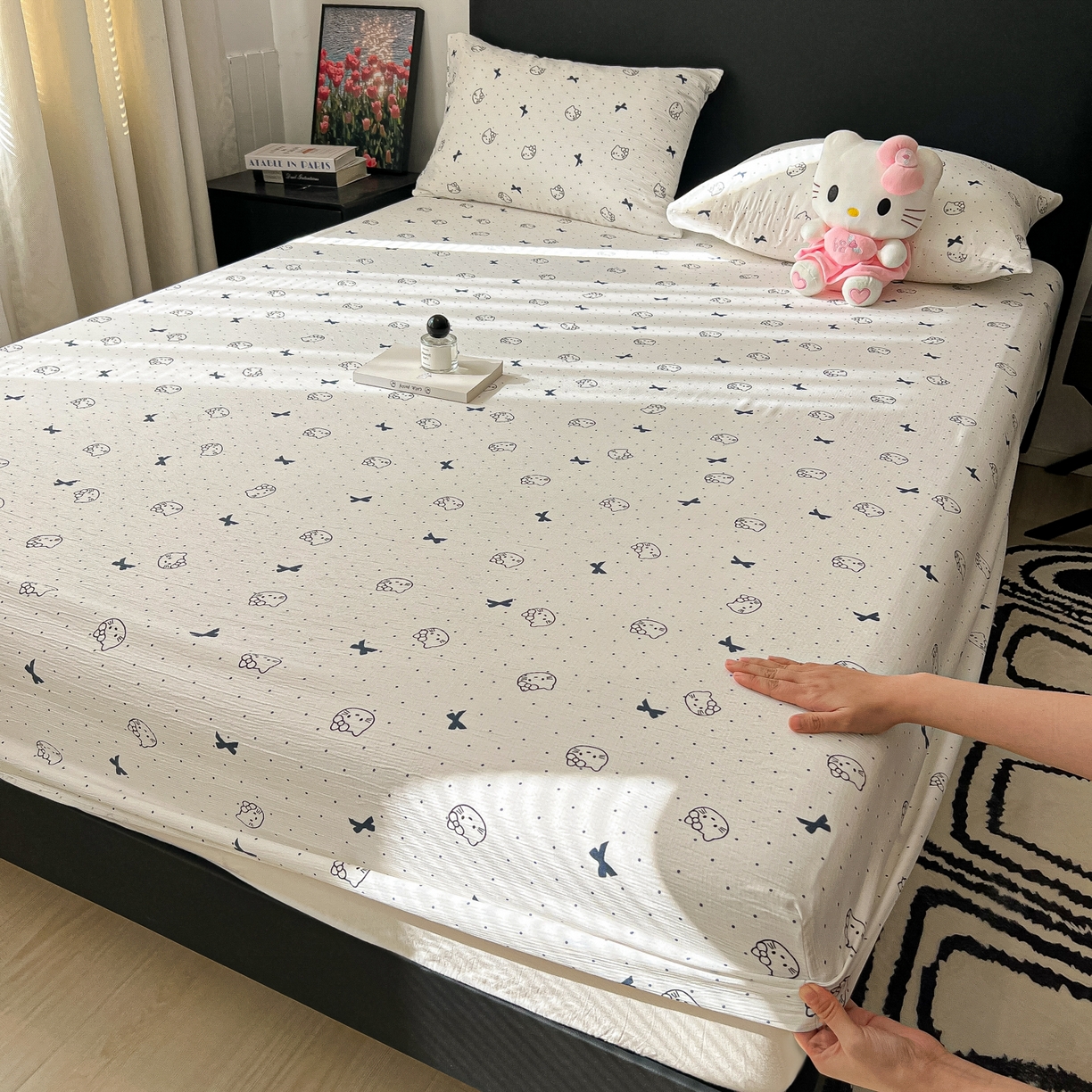 91家纺网 家纺一手货源 找家纺 韩巢家纺 2026新款三层纱单床笠热销款防滑床笠单件 蓝莓小猫