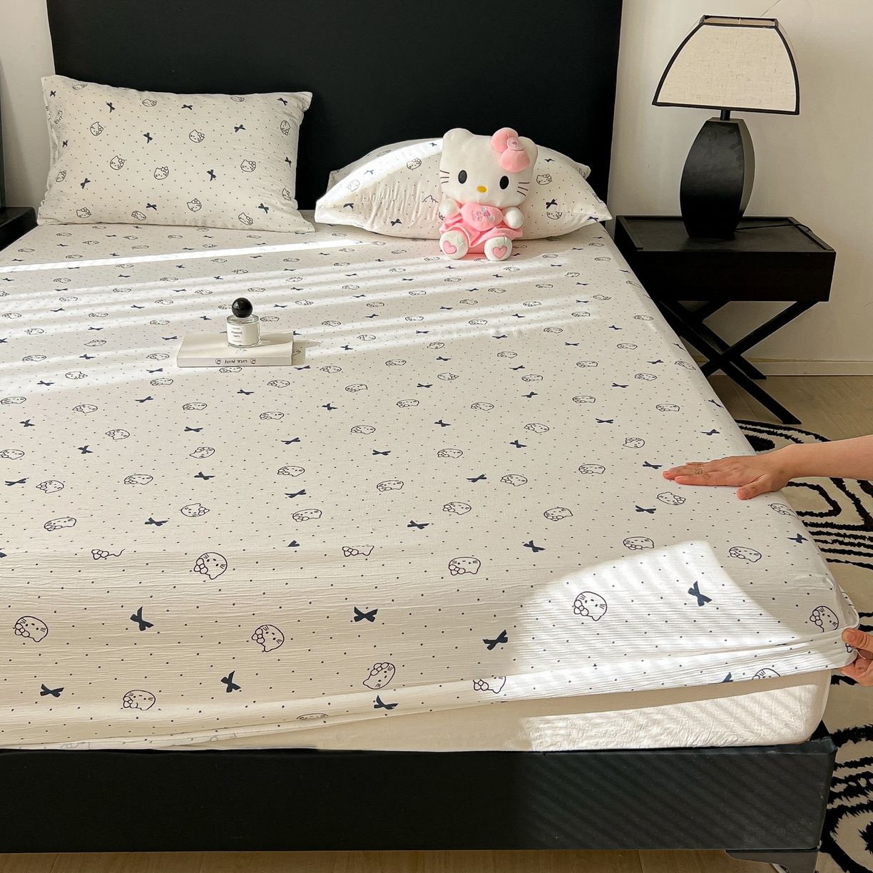 91家纺网 家纺一手货源 找家纺 韩巢家纺 2026新款三层纱单床笠热销款防滑床笠单件 蓝莓小猫