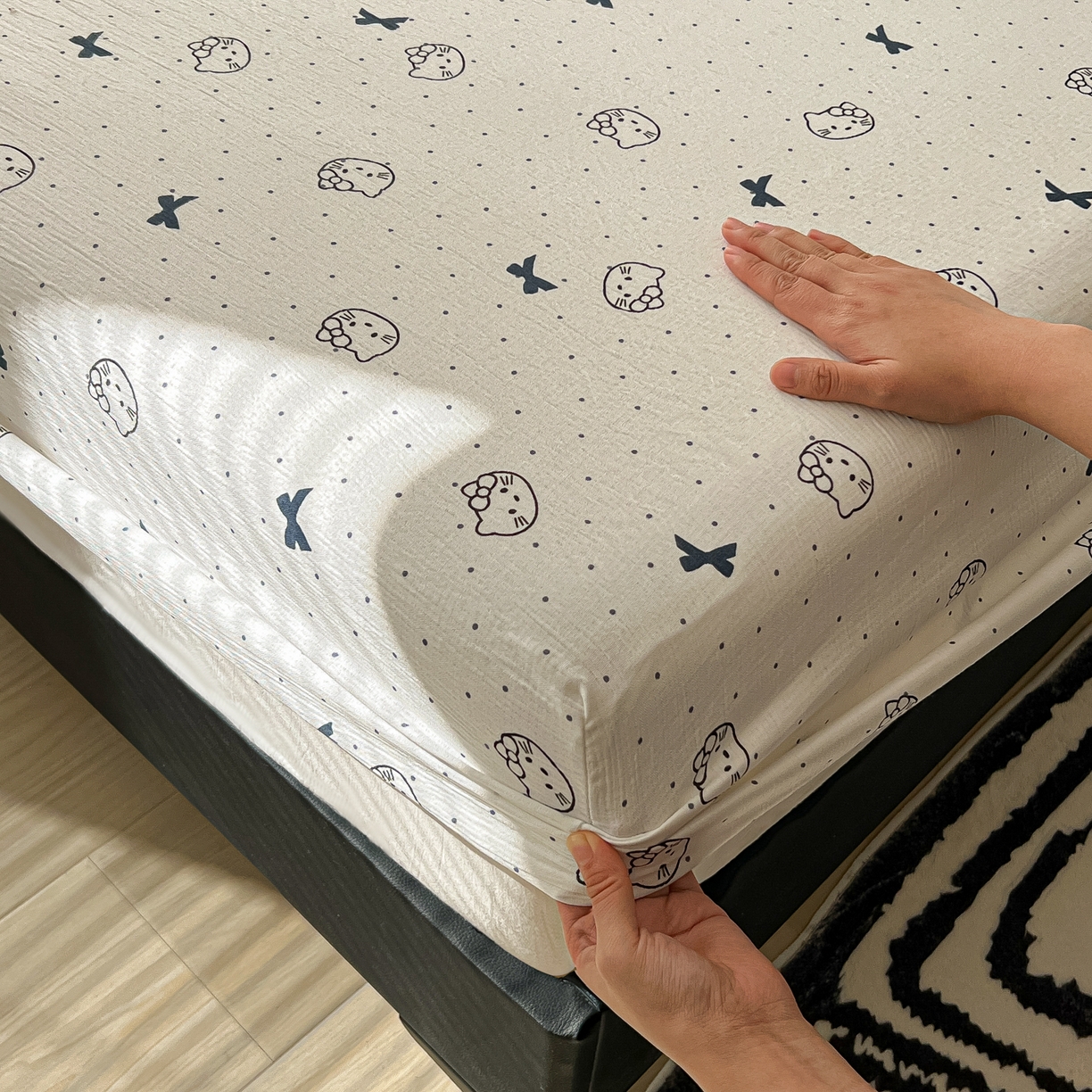 91家纺网 家纺一手货源 找家纺 韩巢家纺 2026新款三层纱单床笠热销款防滑床笠单件 蓝莓小猫