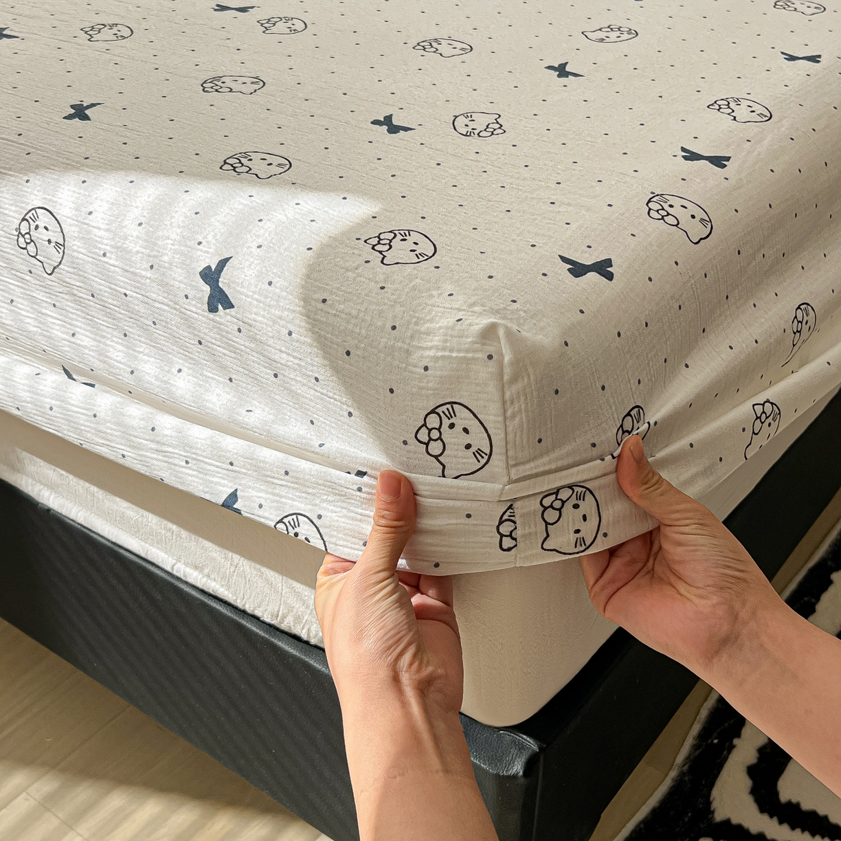 91家纺网 家纺一手货源 找家纺 韩巢家纺 2026新款三层纱单床笠热销款防滑床笠单件 蓝莓小猫