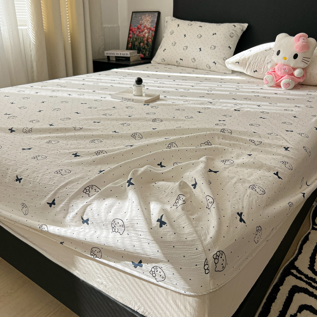 91家纺网 家纺一手货源 找家纺 韩巢家纺 2026新款三层纱单床笠热销款防滑床笠单件 蓝莓小猫