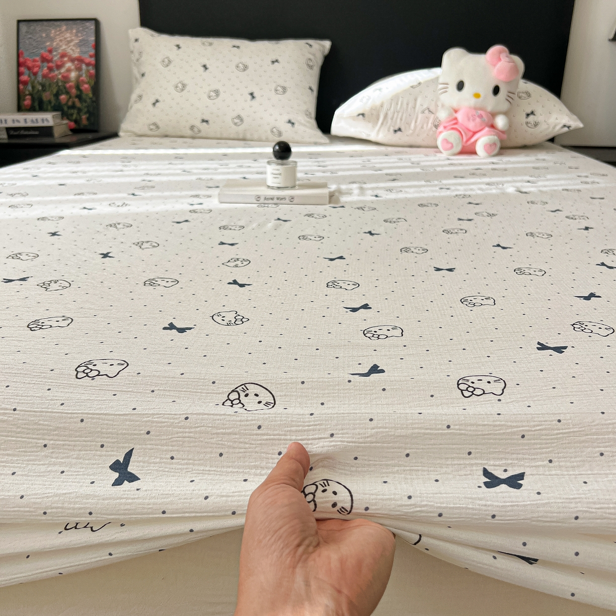 91家纺网 家纺一手货源 找家纺 韩巢家纺 2026新款三层纱单床笠热销款防滑床笠单件 蓝莓小猫