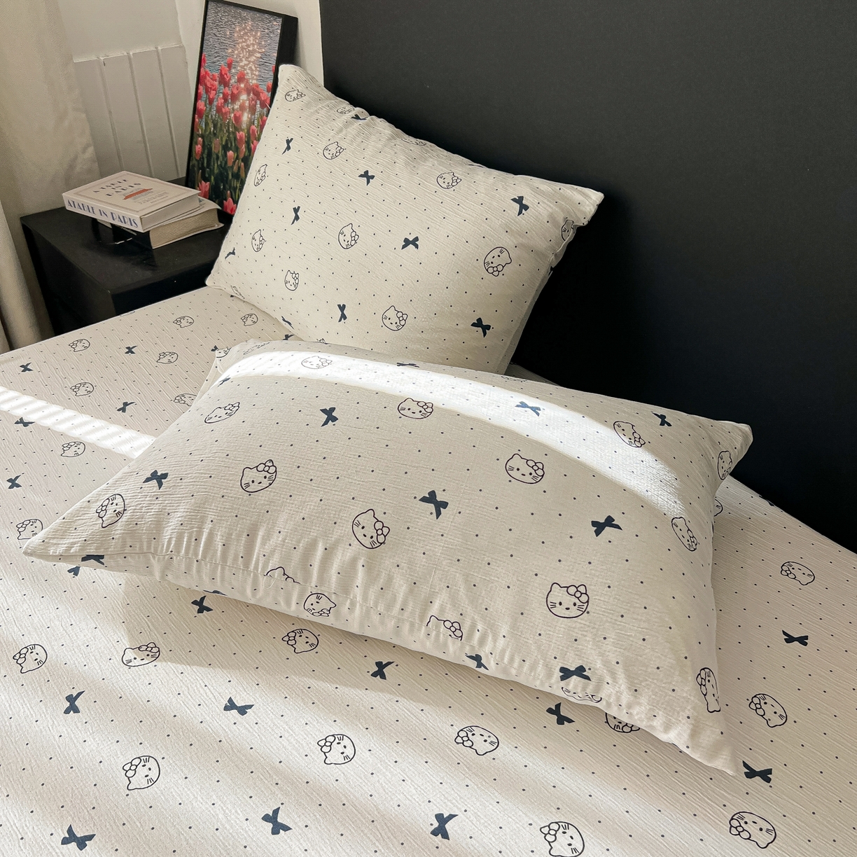 91家纺网 家纺一手货源 找家纺 韩巢家纺 2026新款三层纱单床笠热销款防滑床笠单件 蓝莓小猫