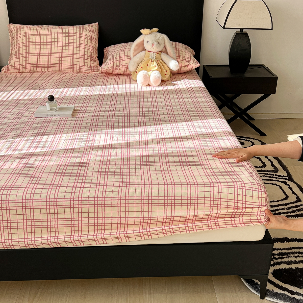 91家纺网 家纺一手货源 找家纺 韩巢家纺 2026新款三层纱单床笠热销款防滑床笠单件 梅森-粉