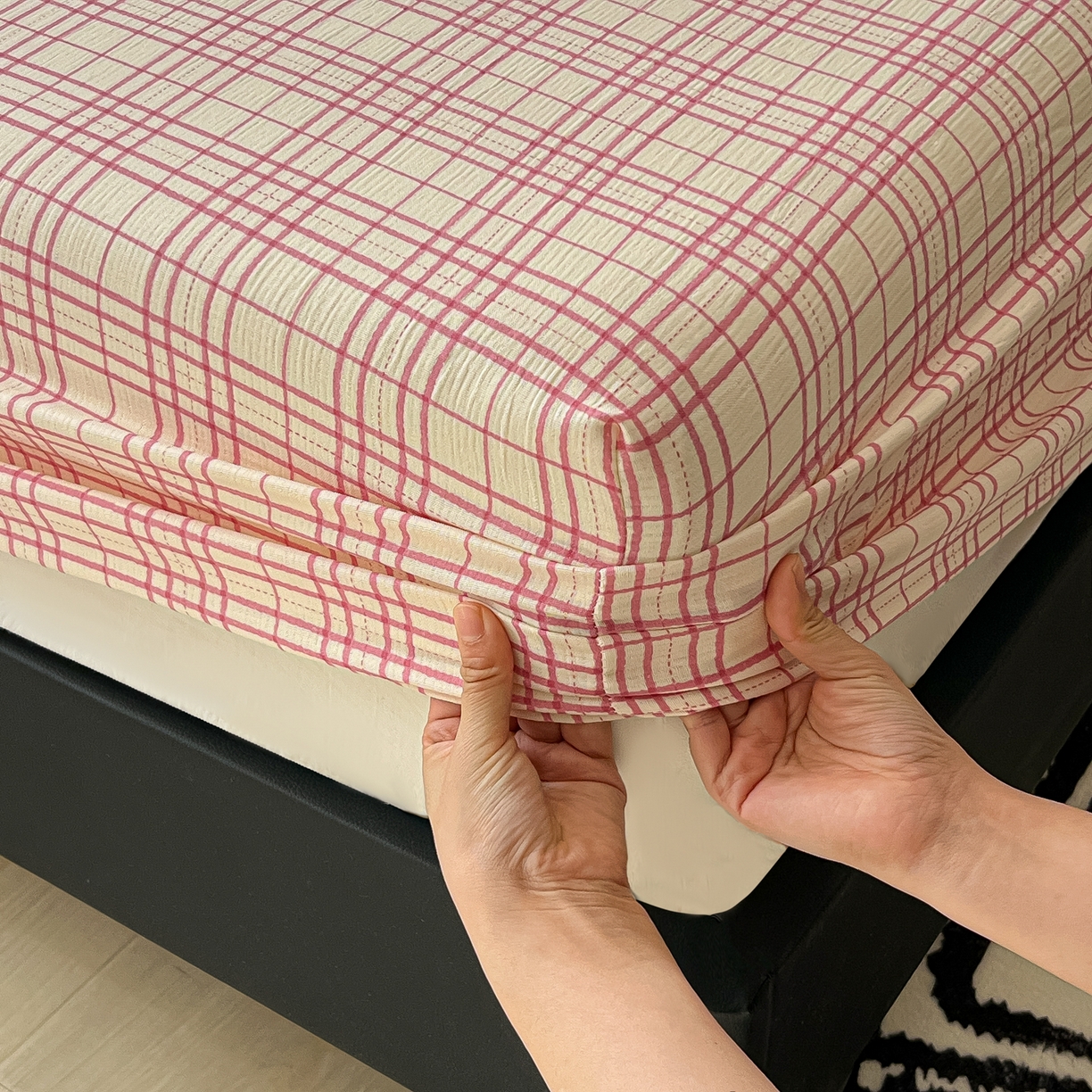 91家纺网 家纺一手货源 找家纺 韩巢家纺 2026新款三层纱单床笠热销款防滑床笠单件 梅森-粉