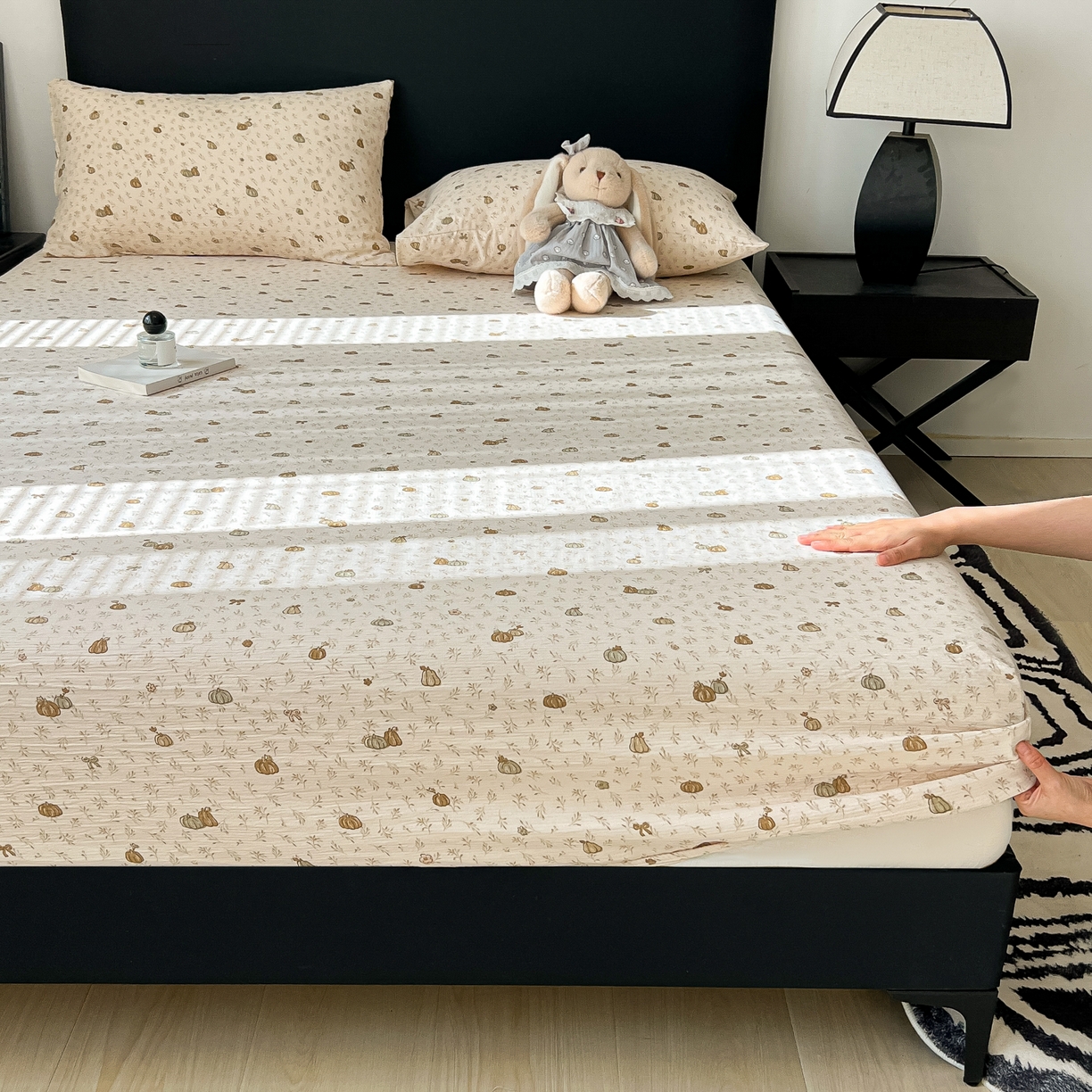 91家纺网 家纺一手货源 找家纺 韩巢家纺 2026新款三层纱单床笠热销款防滑床笠单件 南瓜派