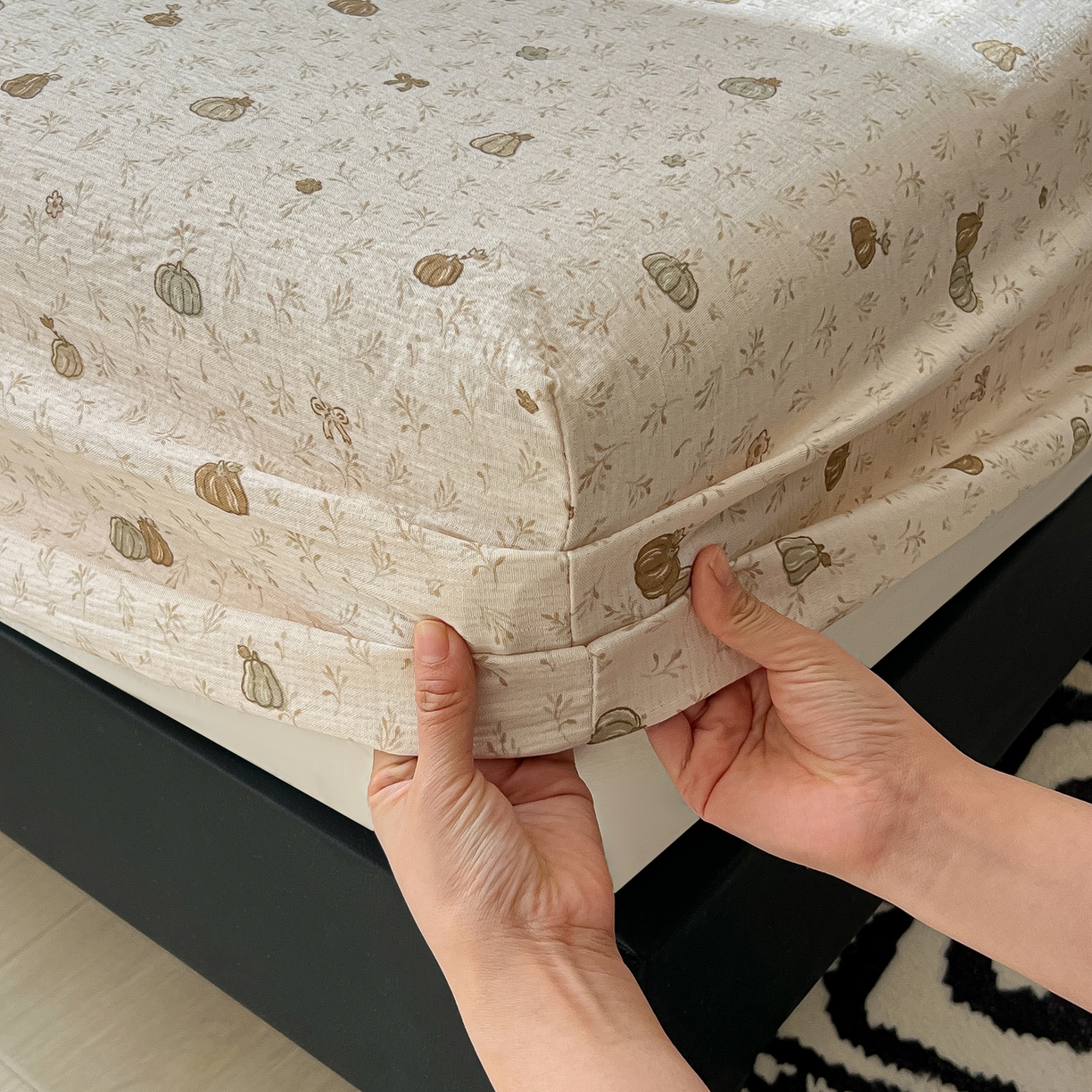 91家纺网 家纺一手货源 找家纺 韩巢家纺 2026新款三层纱单床笠热销款防滑床笠单件 南瓜派