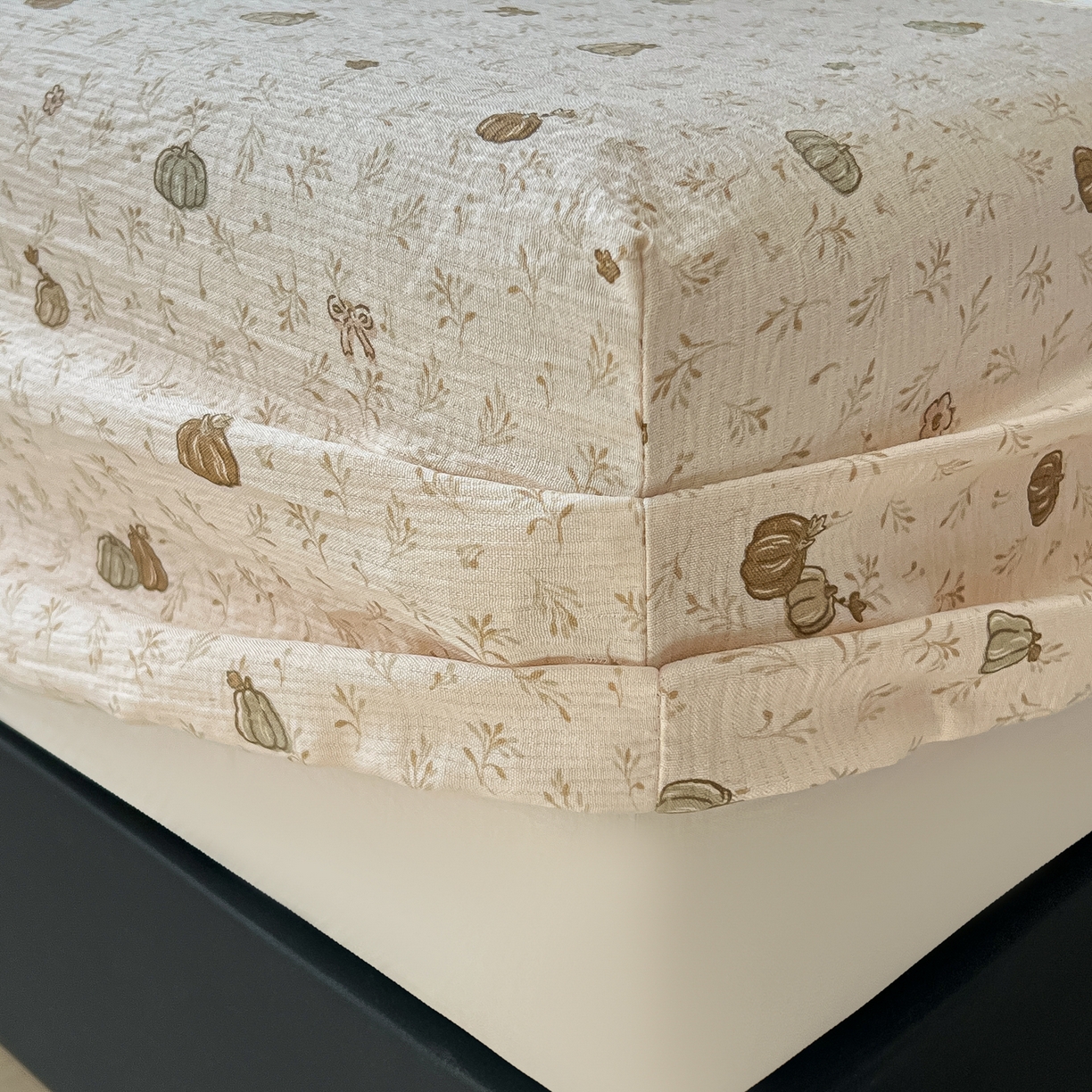 91家纺网 家纺一手货源 找家纺 韩巢家纺 2026新款三层纱单床笠热销款防滑床笠单件 南瓜派