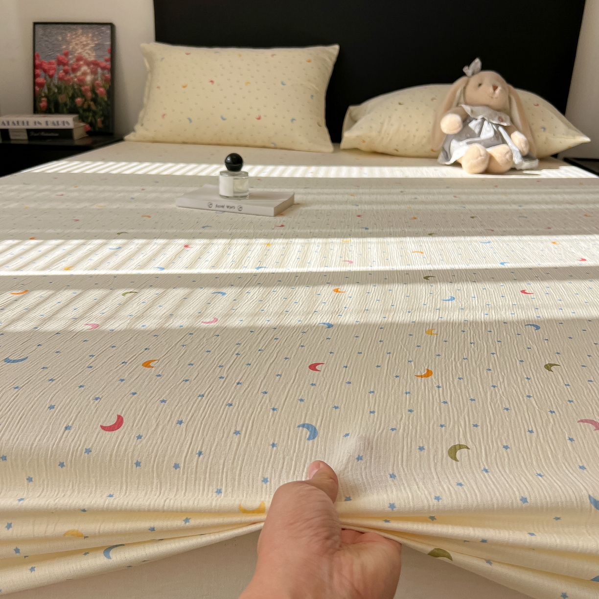 91家纺网 家纺一手货源 找家纺 韩巢家纺 2026新款三层纱单床笠热销款防滑床笠单件 星月天空