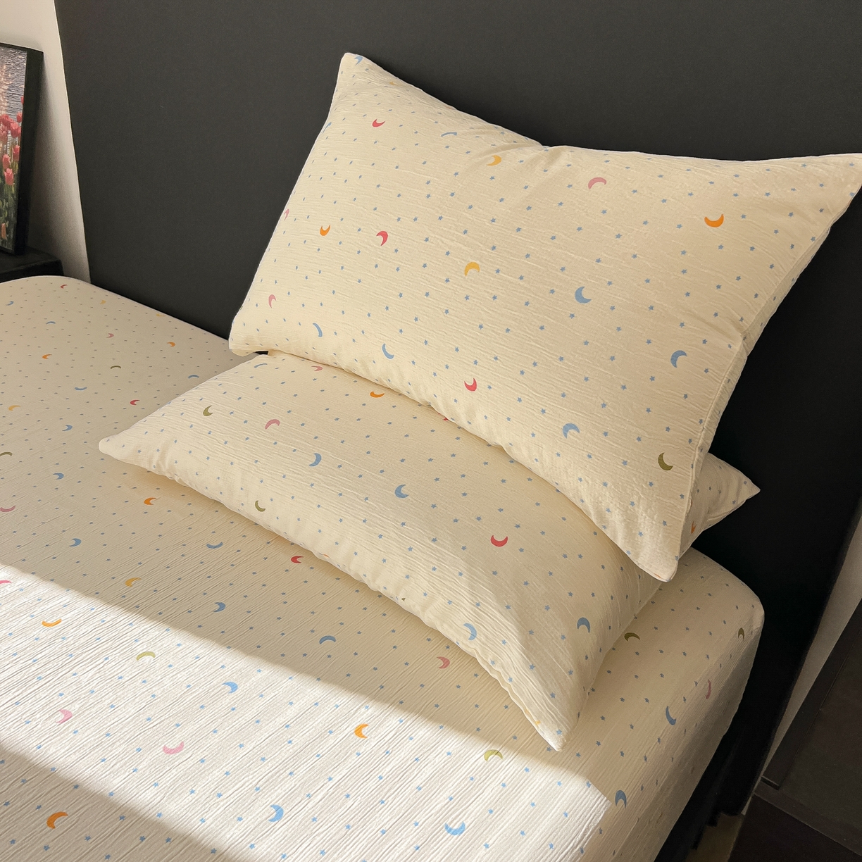 91家纺网 家纺一手货源 找家纺 韩巢家纺 2026新款三层纱单床笠热销款防滑床笠单件 星月天空