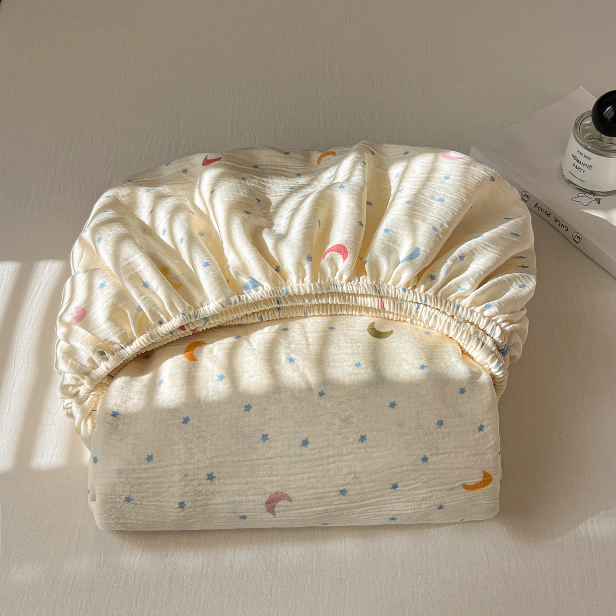 91家纺网 家纺一手货源 找家纺 韩巢家纺 2026新款三层纱单床笠热销款防滑床笠单件 星月天空