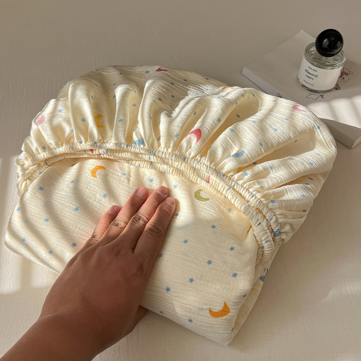 91家纺网 家纺一手货源 找家纺 韩巢家纺 2026新款三层纱单床笠热销款防滑床笠单件 星月天空