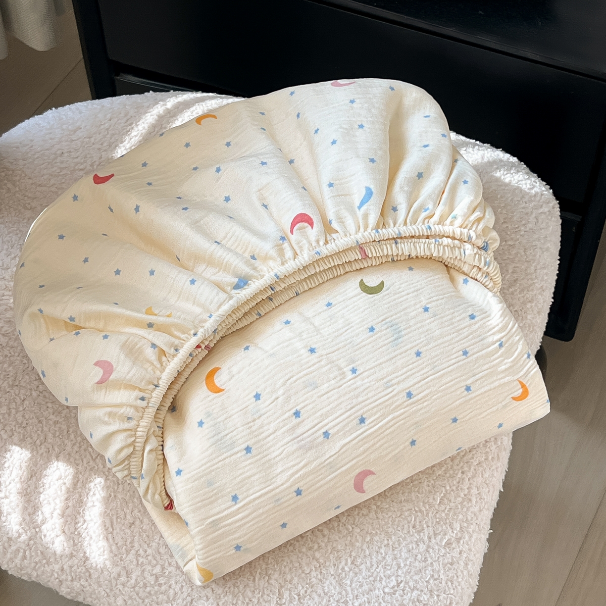 91家纺网 家纺一手货源 找家纺 韩巢家纺 2026新款三层纱单床笠热销款防滑床笠单件 星月天空