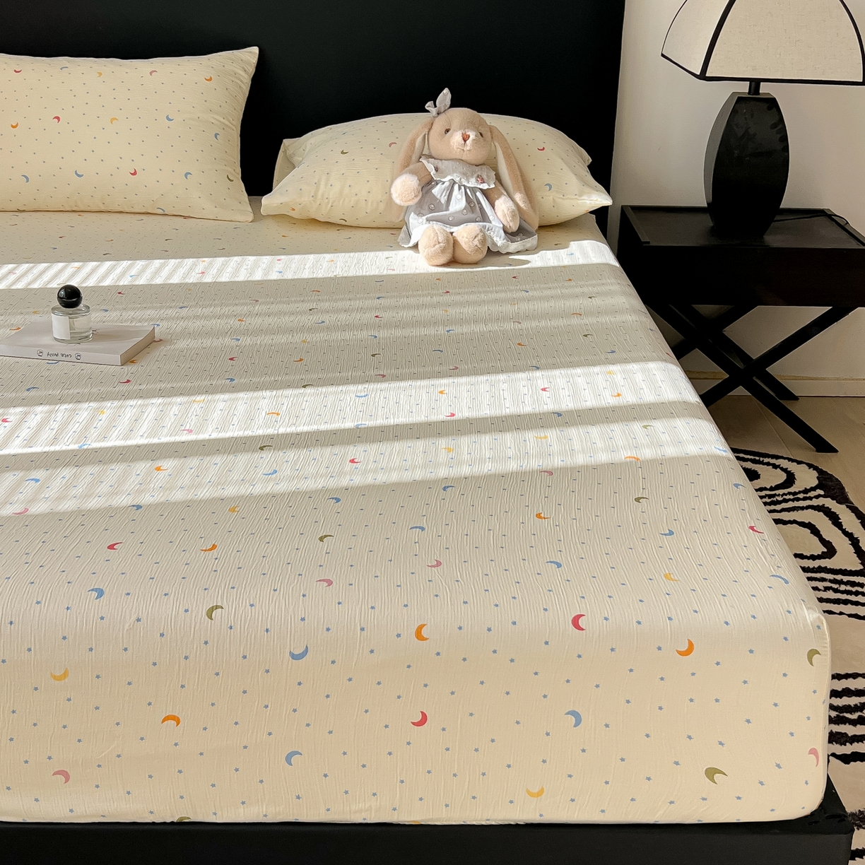 91家纺网 家纺一手货源 找家纺 韩巢家纺 2026新款三层纱单床笠热销款防滑床笠单件 星月天空