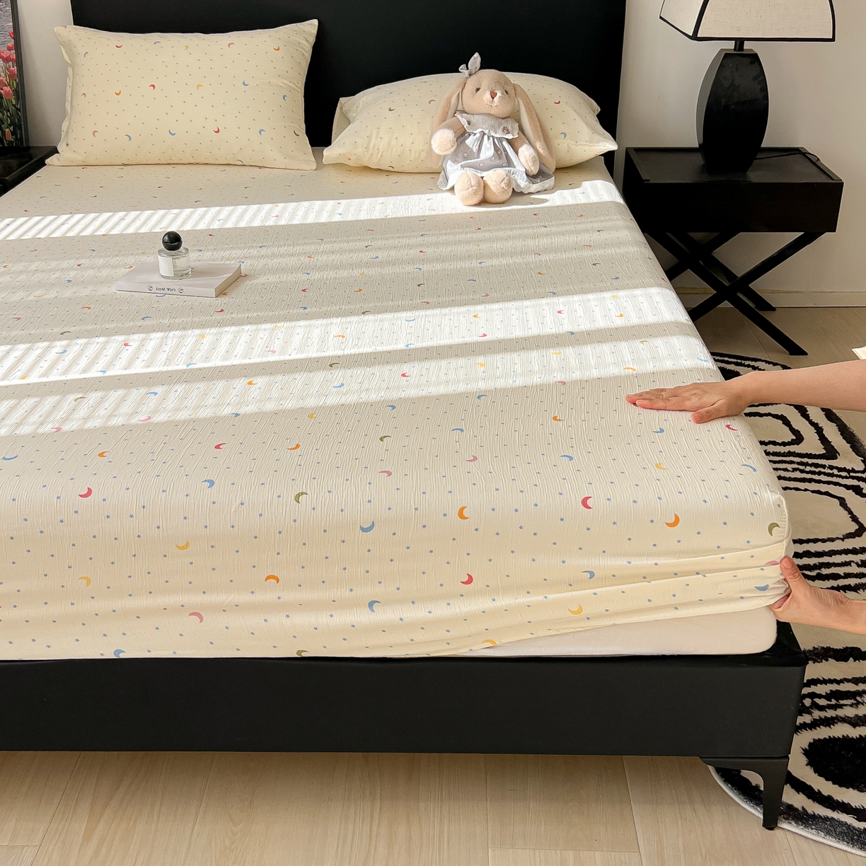 91家纺网 家纺一手货源 找家纺 韩巢家纺 2026新款三层纱单床笠热销款防滑床笠单件 星月天空